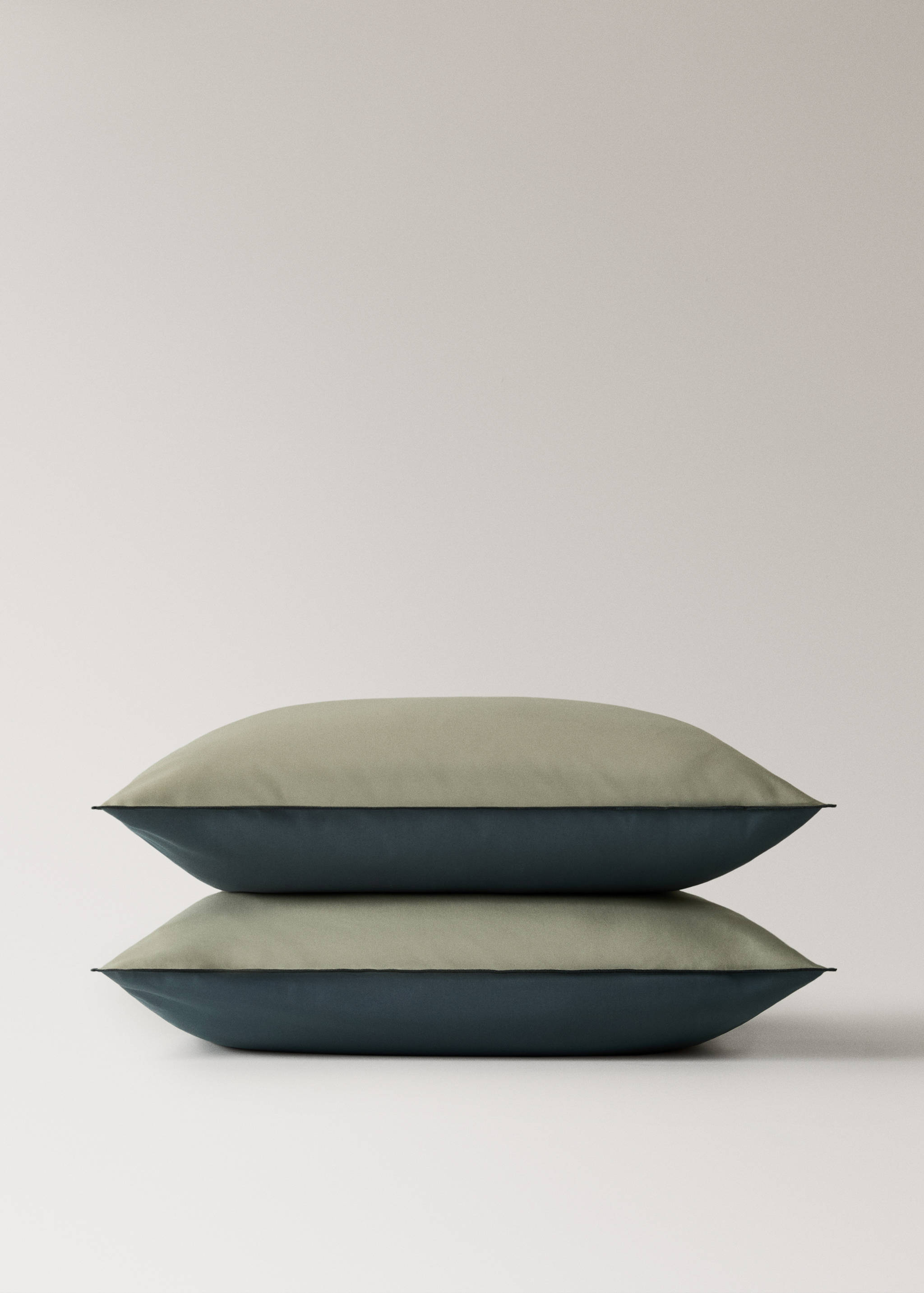 Two 200-thread count percale cotton pillowcases with contrasting overlock 60x60 cm - Details of the article 3