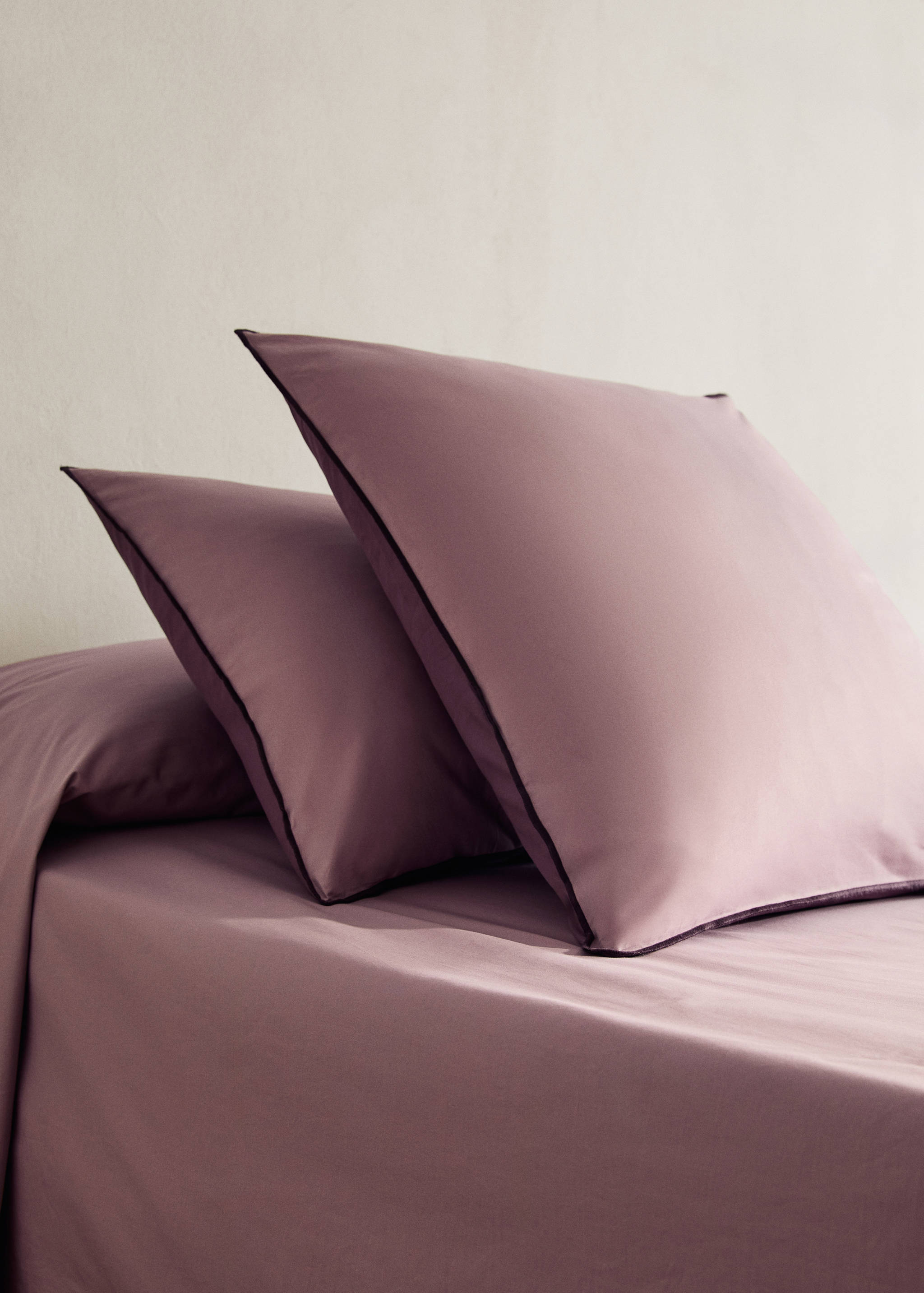 Two 200-thread count percale cotton pillowcases with contrasting overlock 60x60 cm - General plane