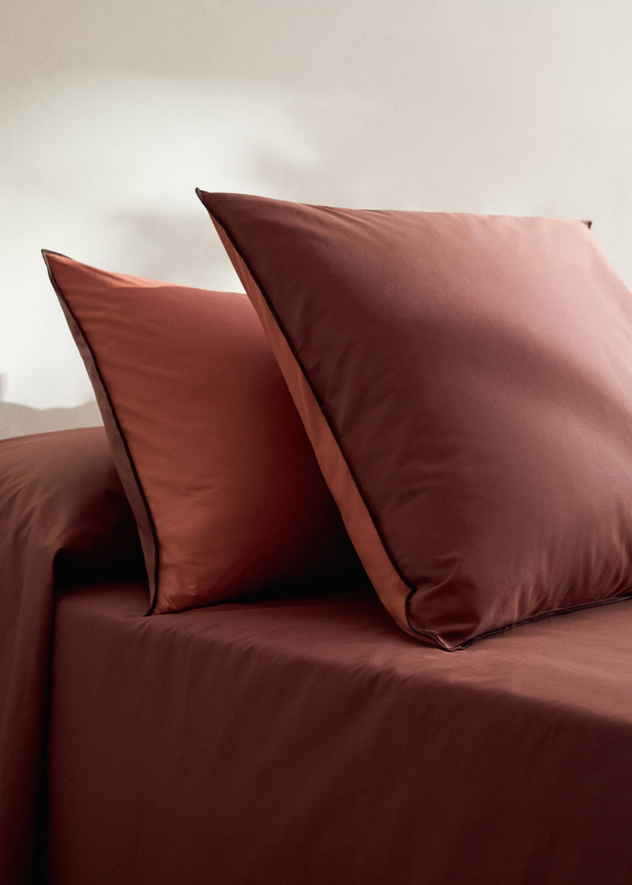 Two 200-thread count percale cotton pillowcases with contrasting overlock 60x60 cm - General plane