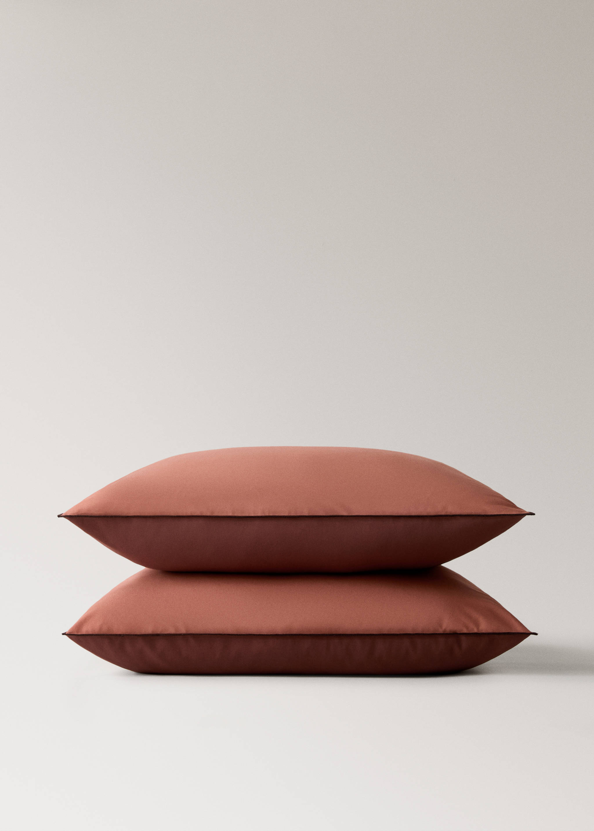 Two 200-thread count percale cotton pillowcases with contrasting overlock 60x60 cm - Details of the article 1