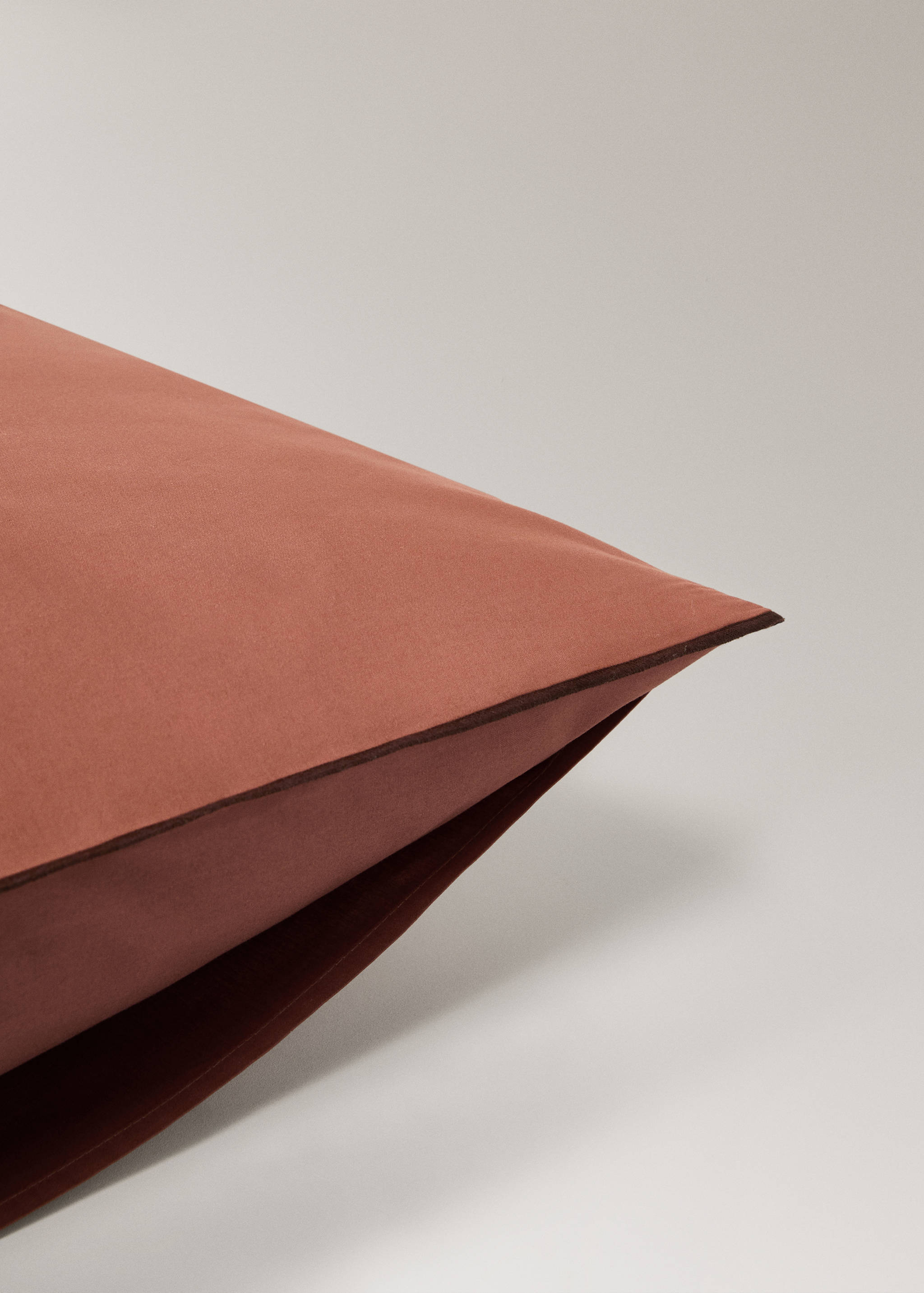 Two 200-thread count percale cotton pillowcases with contrasting overlock 60x60 cm - Details of the article 3