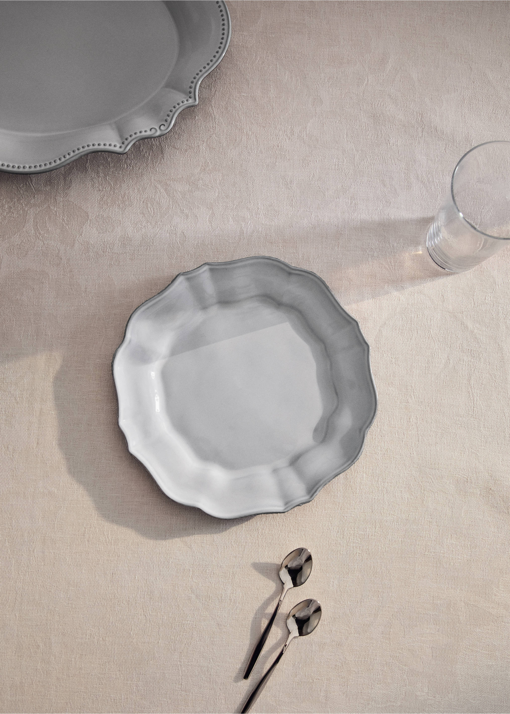 Dessertteller aus recyceltem Gres - Allgemeine Ansicht, Hellgrau/Pastellgrau. Ref: 17042035-00.