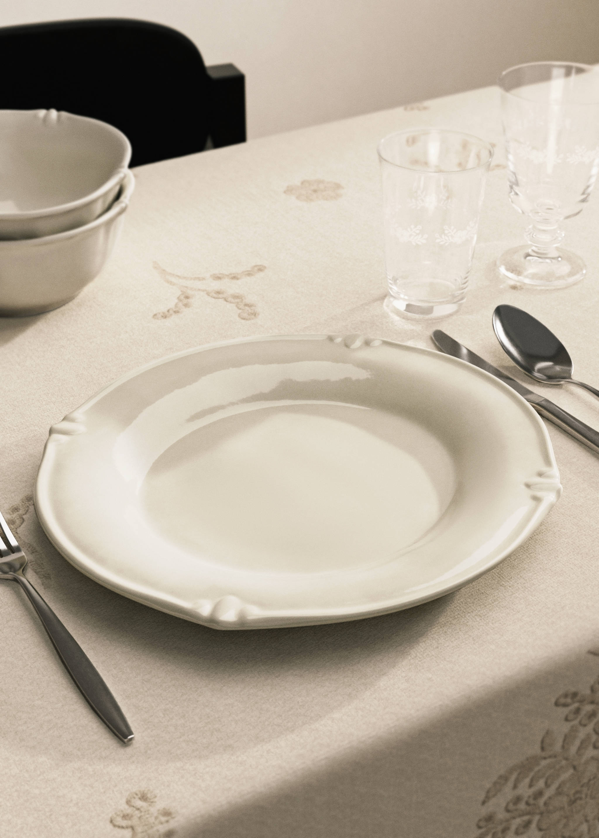 Ovaler Steingut-Teller - Allgemeine Ansicht