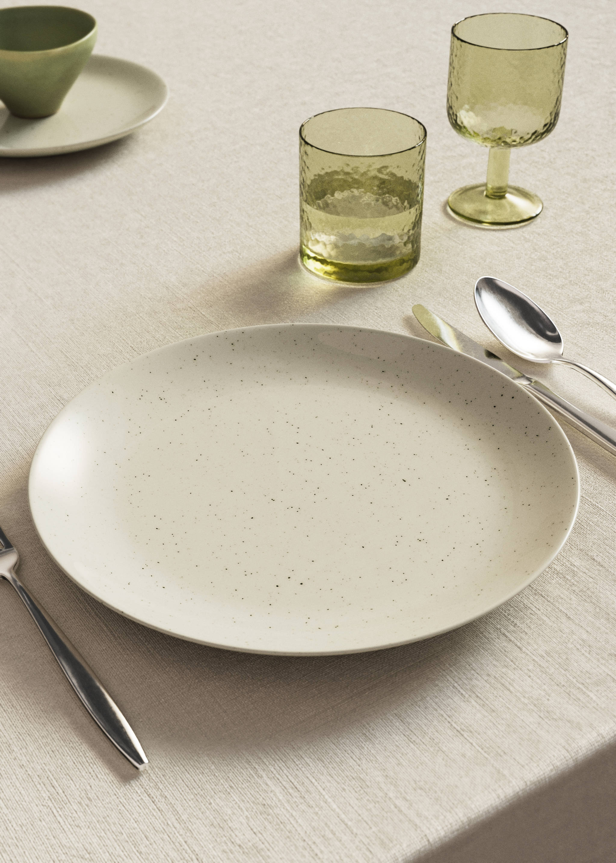 Stoneware dinner plate with spots - General plane