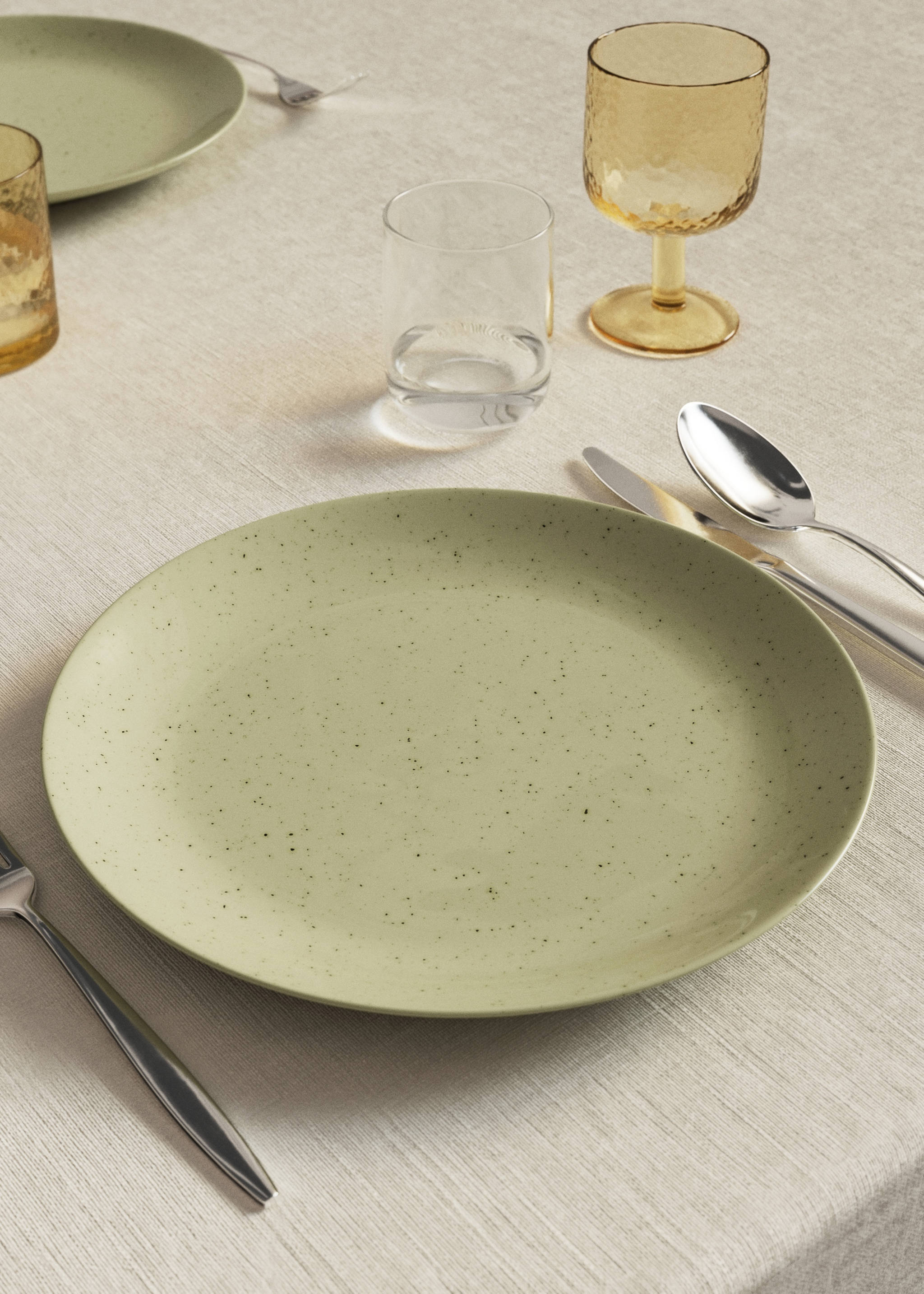Stoneware dinner plate with spots - General plane