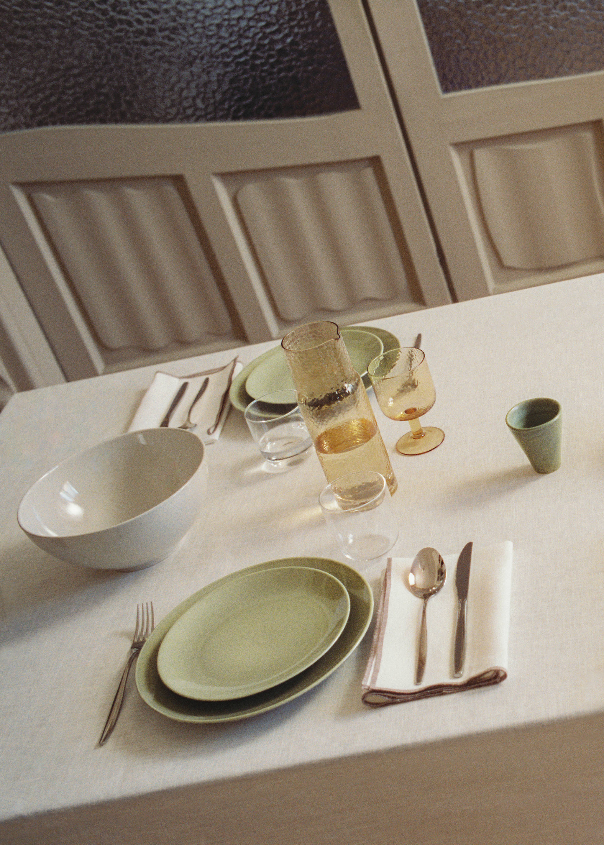 Stoneware dinner plate with spots - Details of the article 6