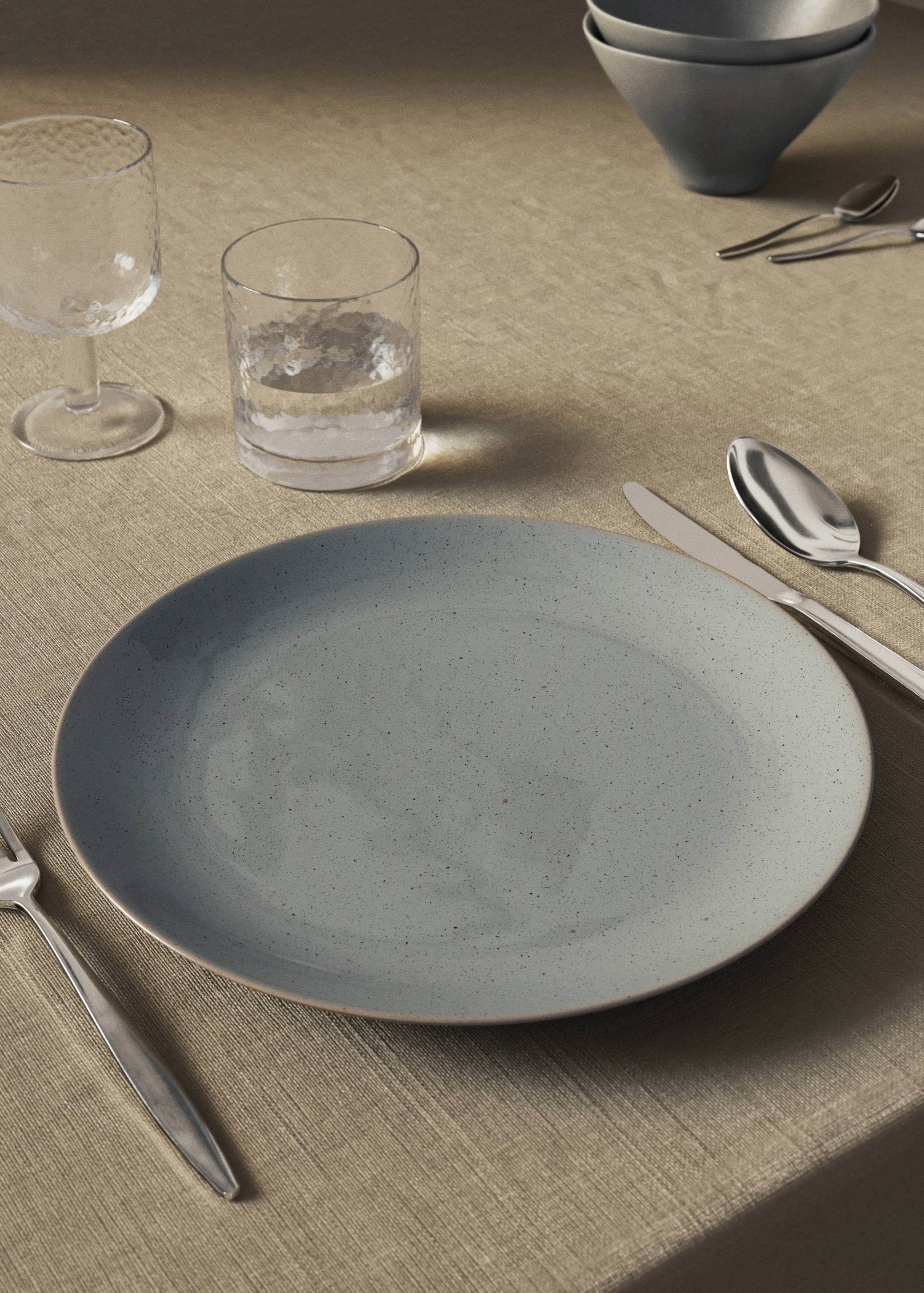 Stoneware dinner plate with spots - General plane