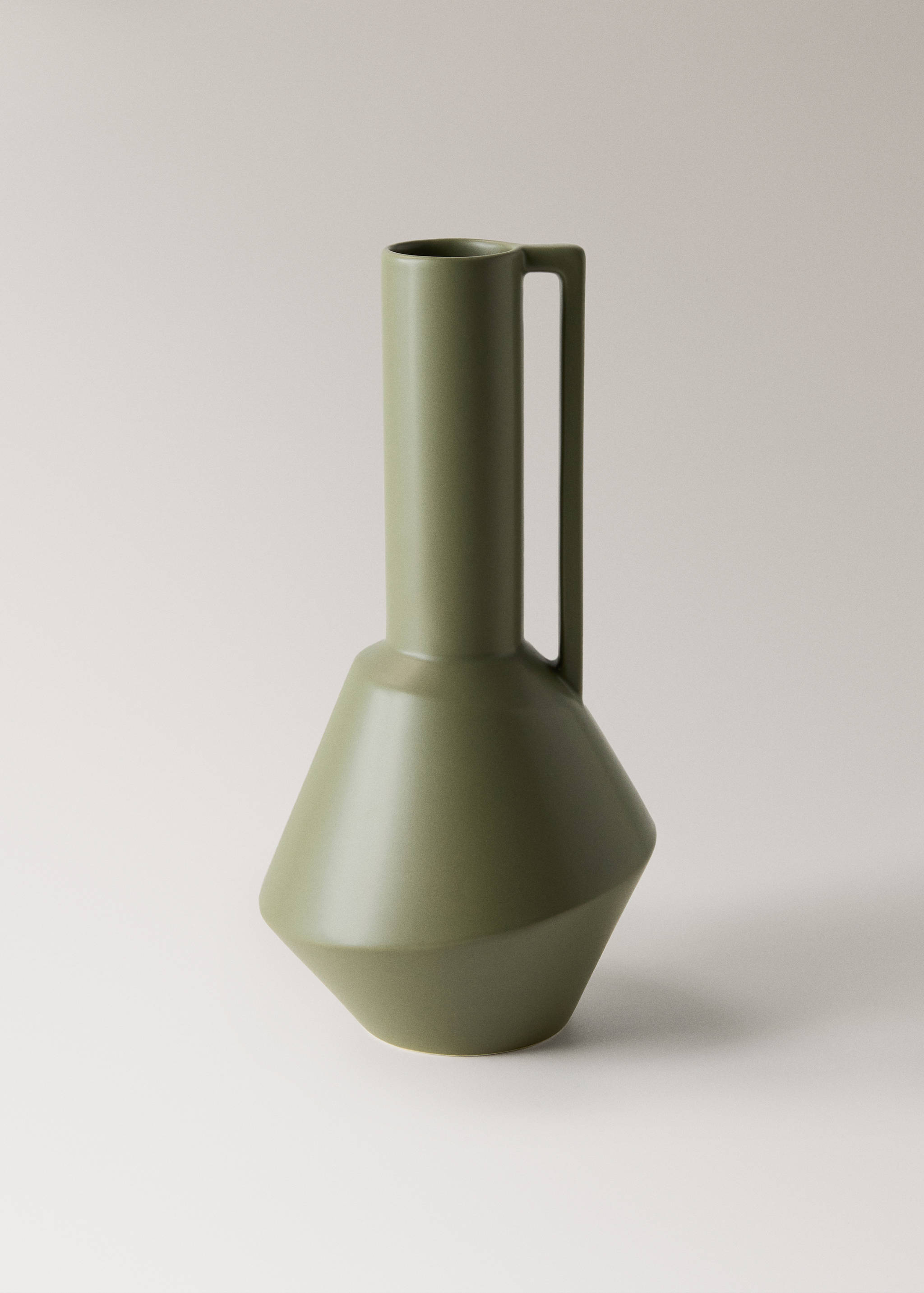 Wazon z fajansu z uchwytem - Artykuł bez modela/modelki