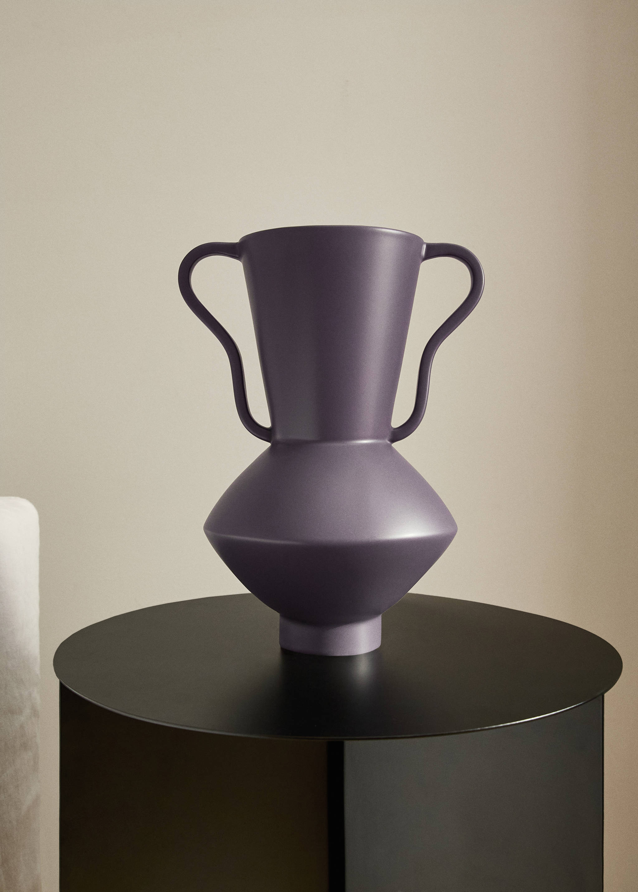 Double-handled stoneware jug - General plane