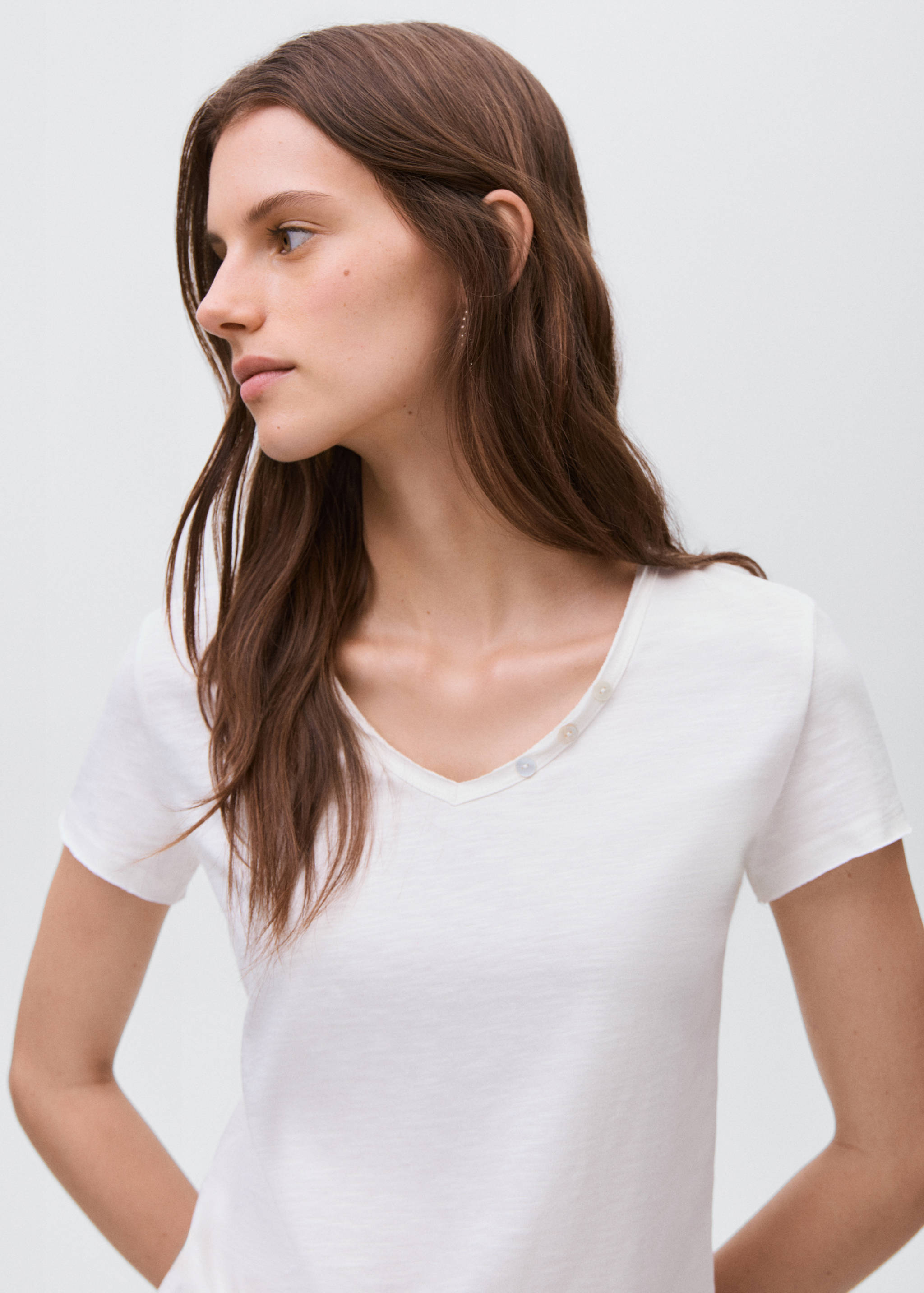 T-shirt with mother-of-pearl button detail - Details of the article 1