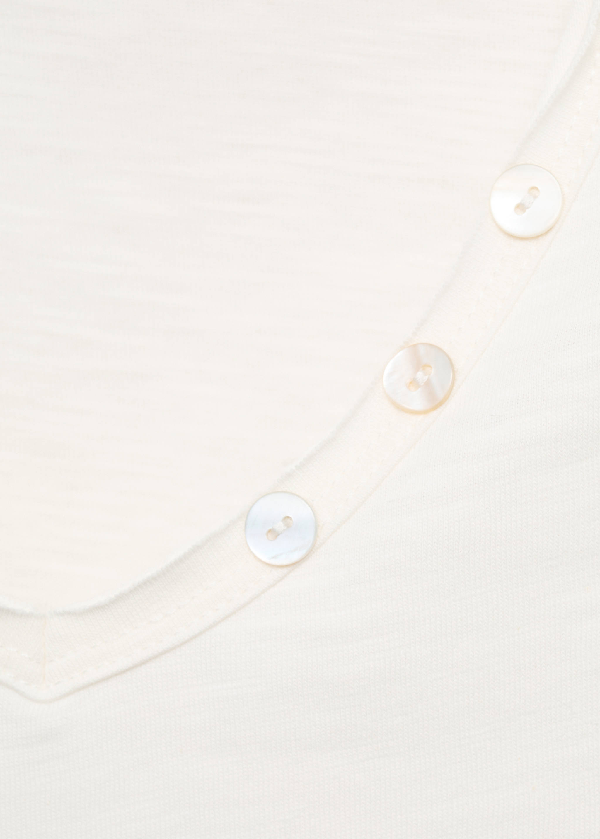 T-shirt with mother-of-pearl button detail - Details of the article 8