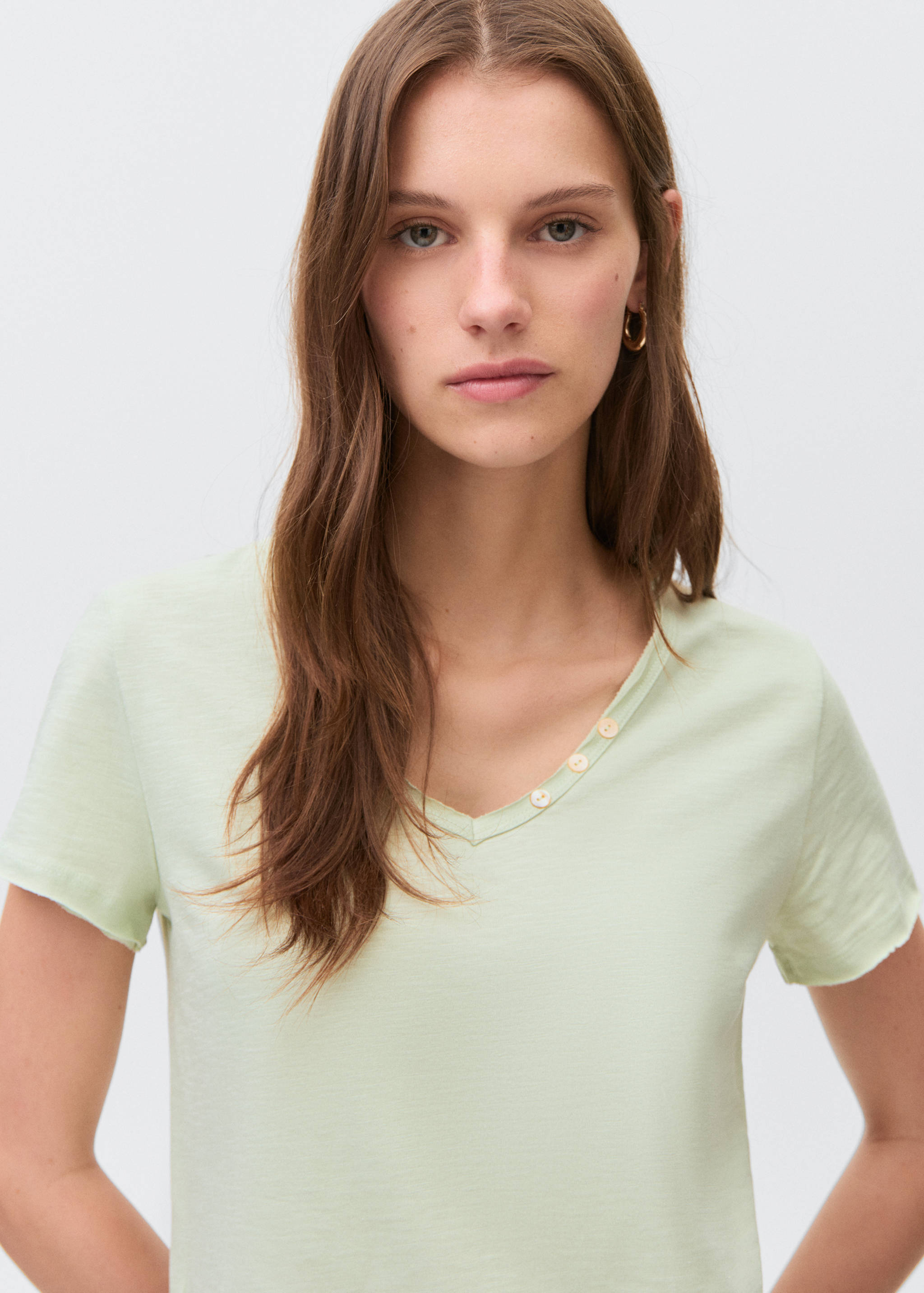 T-shirt with mother-of-pearl button detail - Details of the article 1