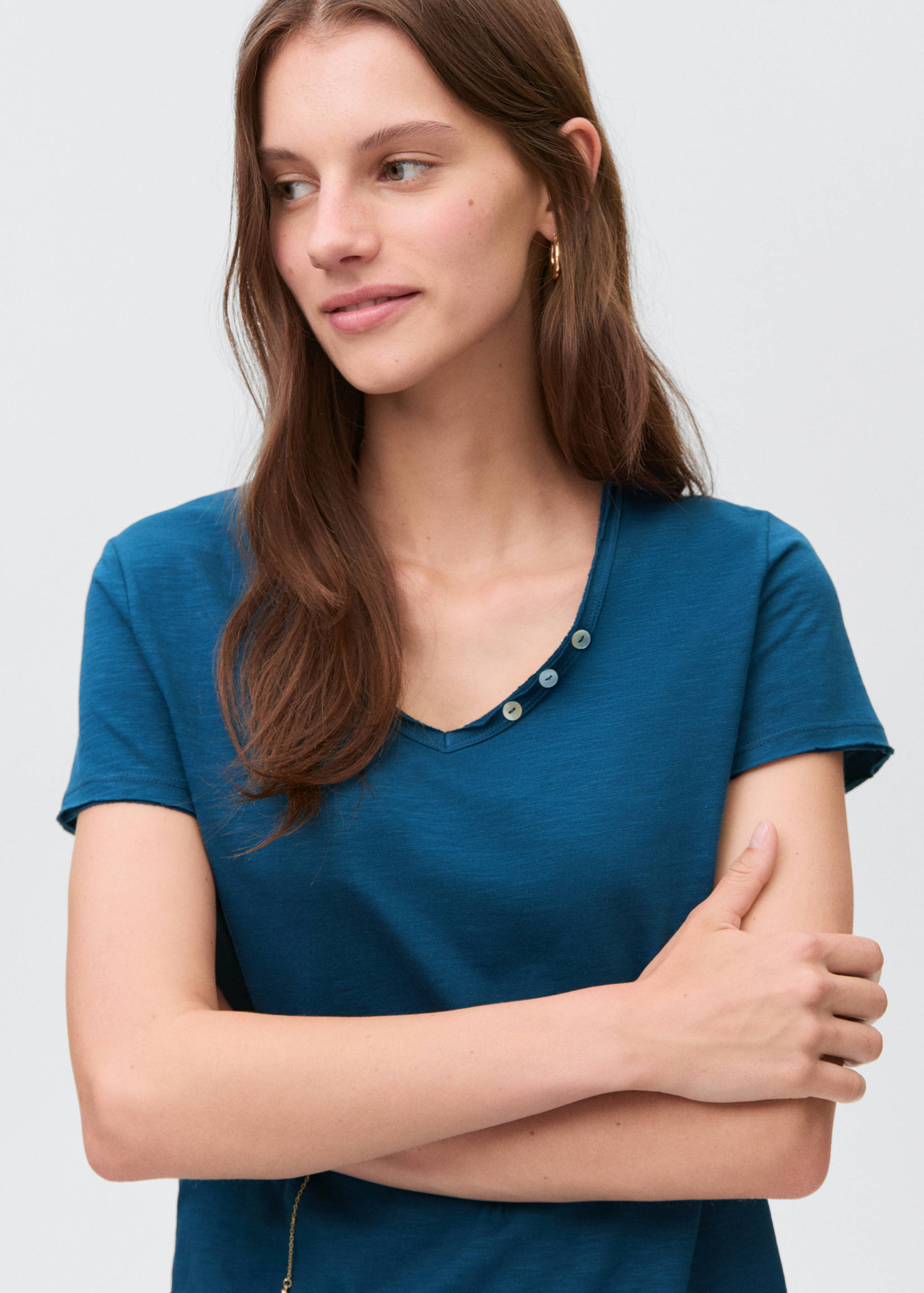 T-shirt with mother-of-pearl button detail - Details of the article 1