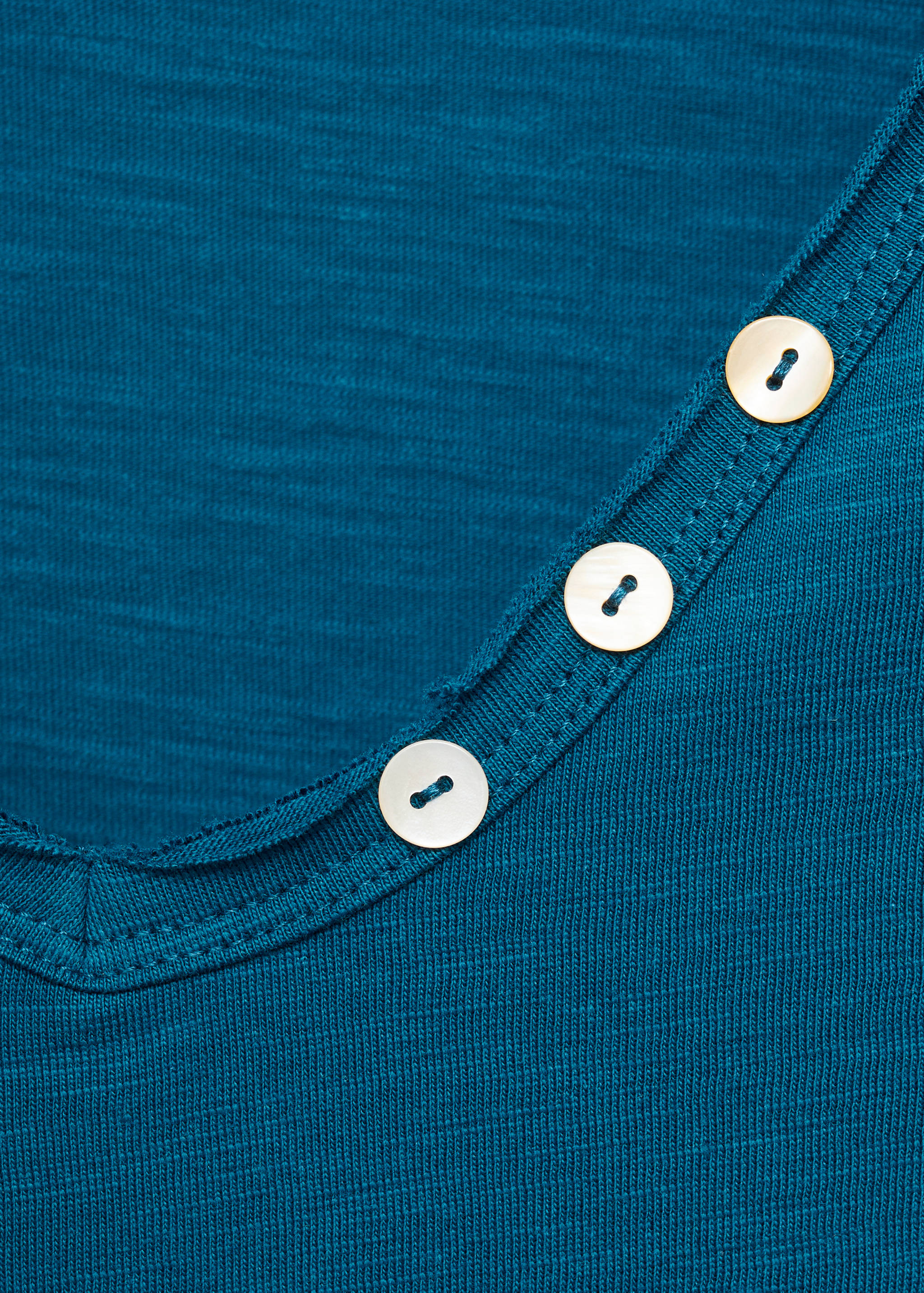 T-shirt with mother-of-pearl button detail - Details of the article 8