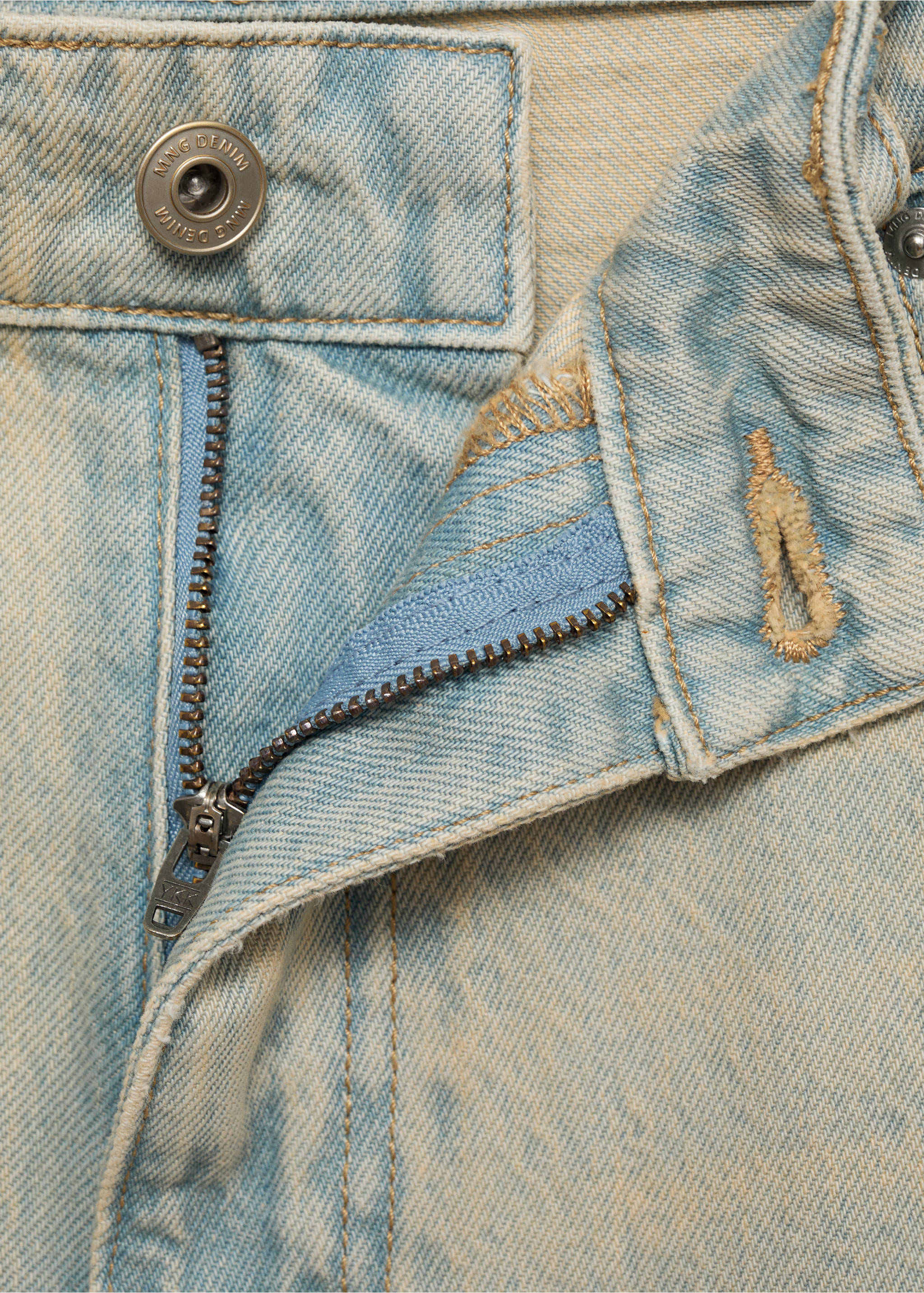 Denim relaxed-fit bermuda shorts - Details of the article 8, Light Vintage Blue. Ref: 17042900-00.