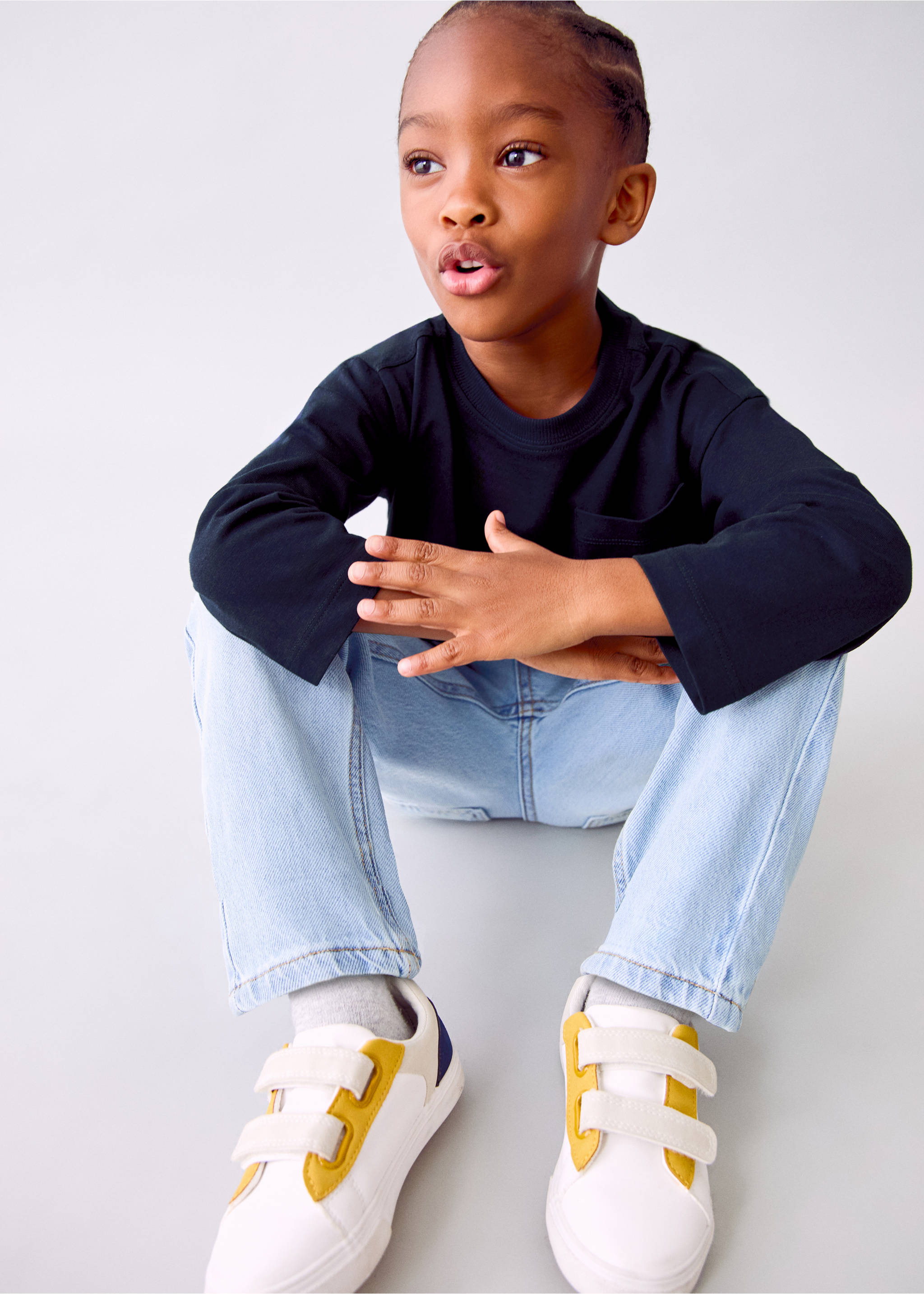 Dark long-sleeved t-shirt with a crew neck and chest pocket, worn with light blue denim trousers., Navy. Ref: 17042909-00.