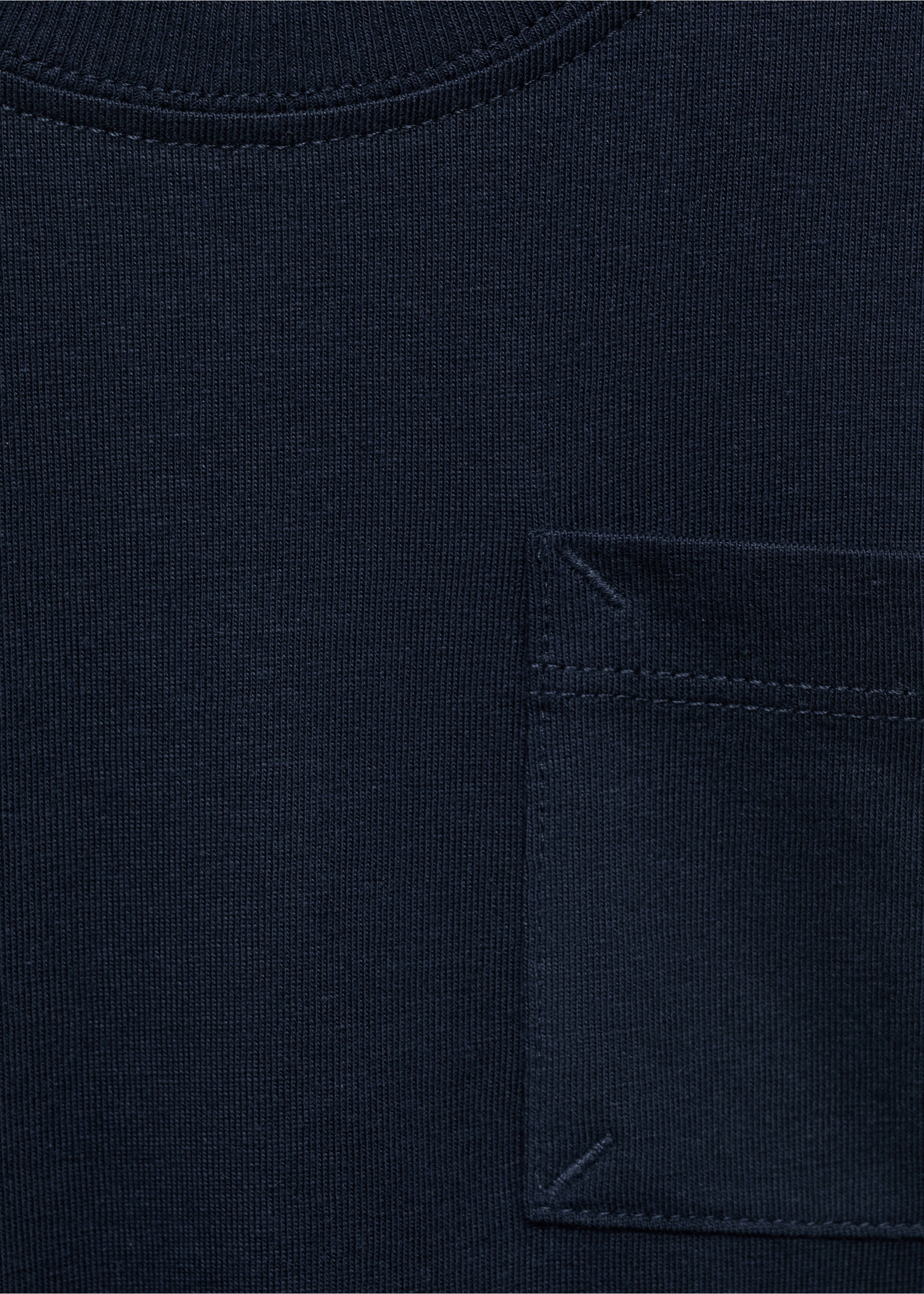 Close-up of a navy blue kids t-shirt with a chest pocket., Navy. Ref: 17042909-00.