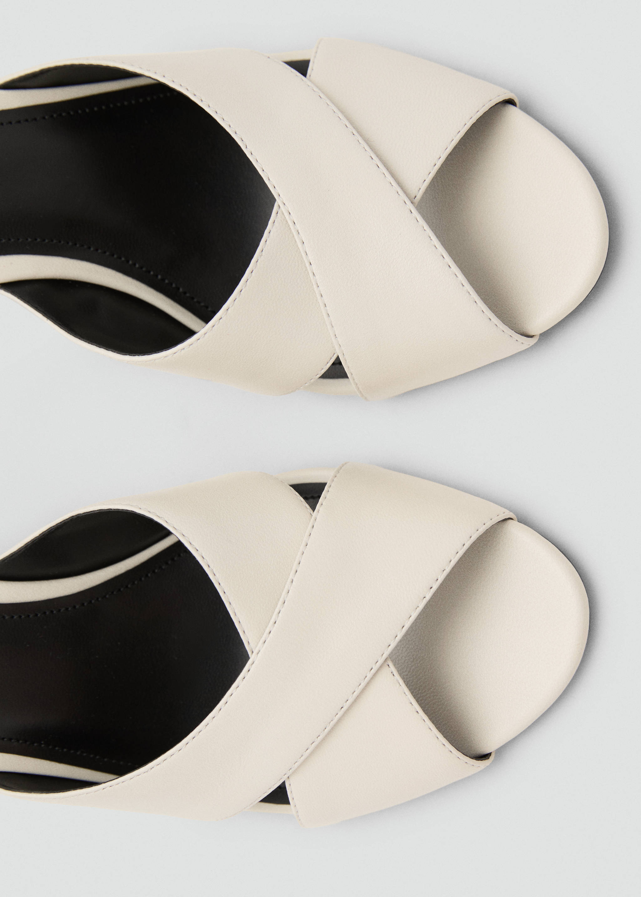 Sandália de pele com salto e tiras cruzadas - Pormenor do artigo 2