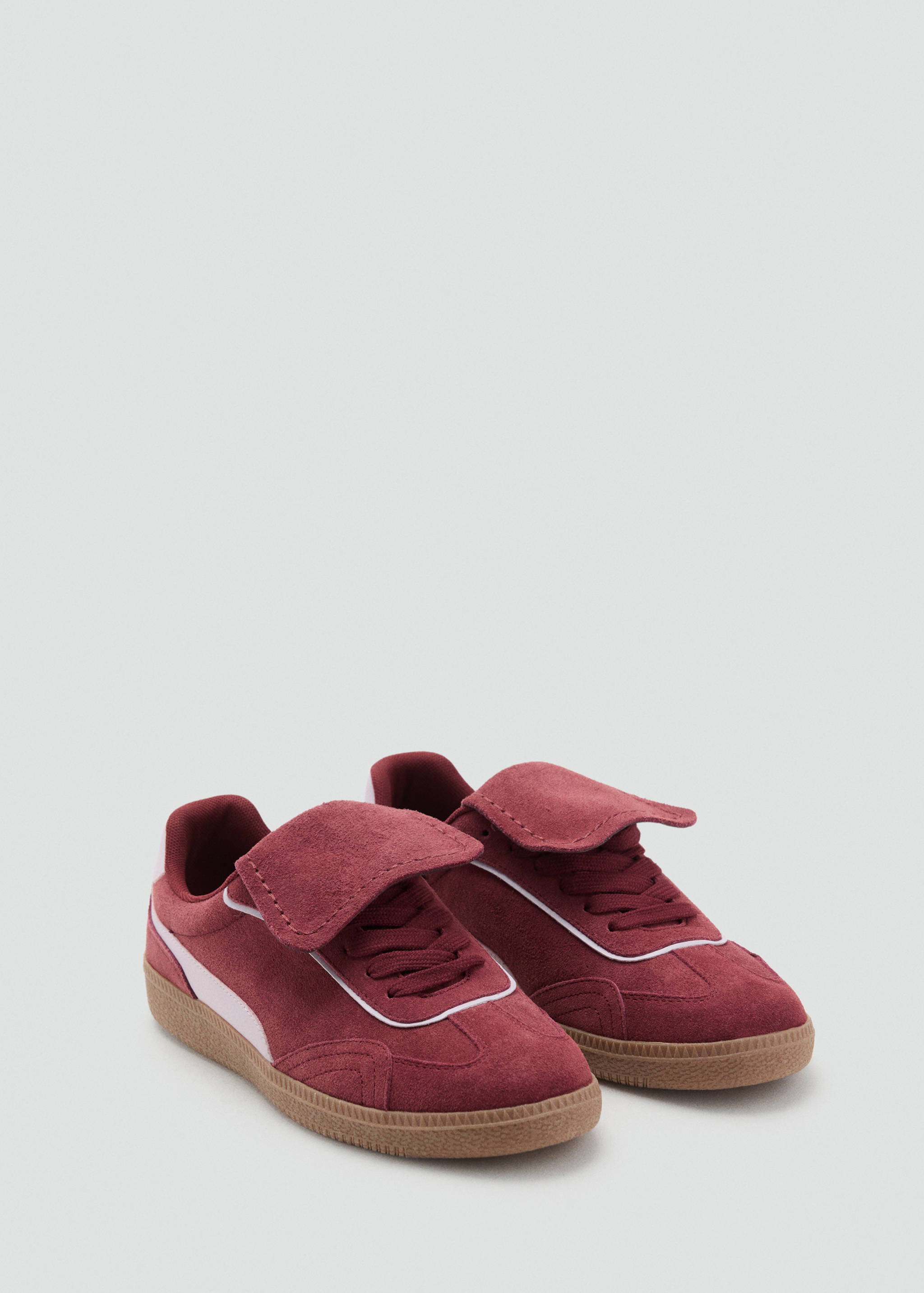 Кроссовки из комбинации кожи и спилка - Средний план