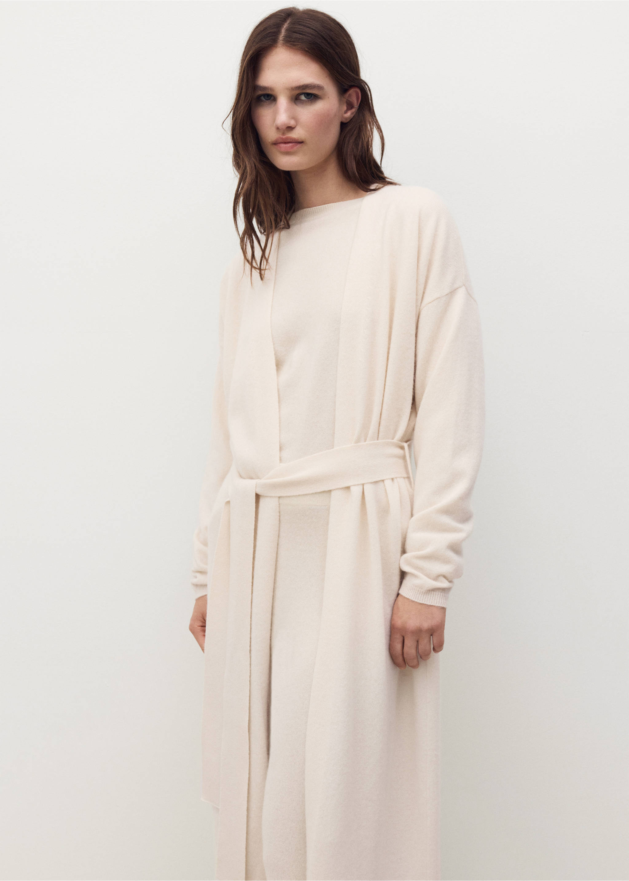 Cardigan 100 % cachemire coupe longue - Plan moyen, Blanc cassé. Ref: 17043304-00.