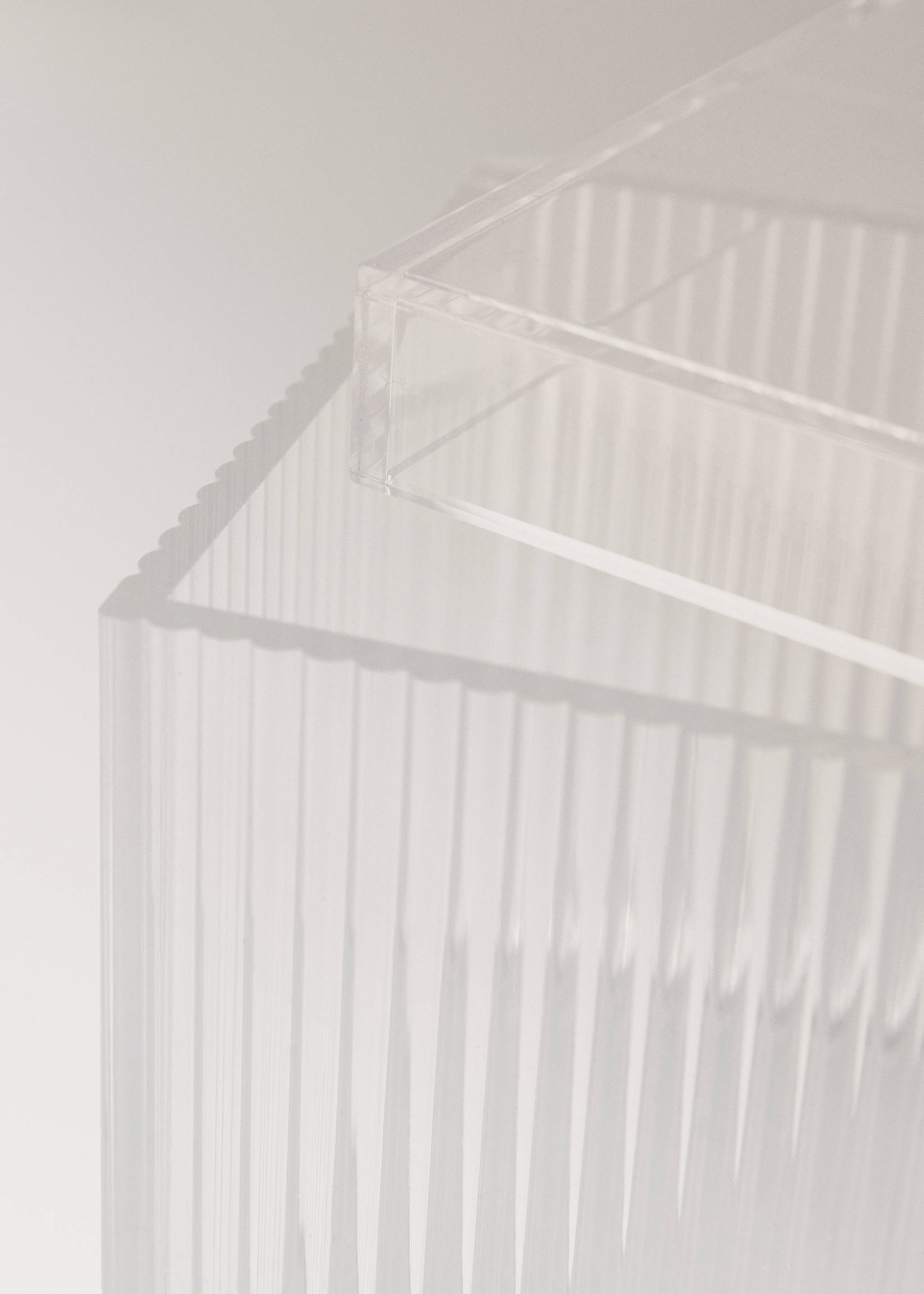 Medium transparent box - Details of the article 2