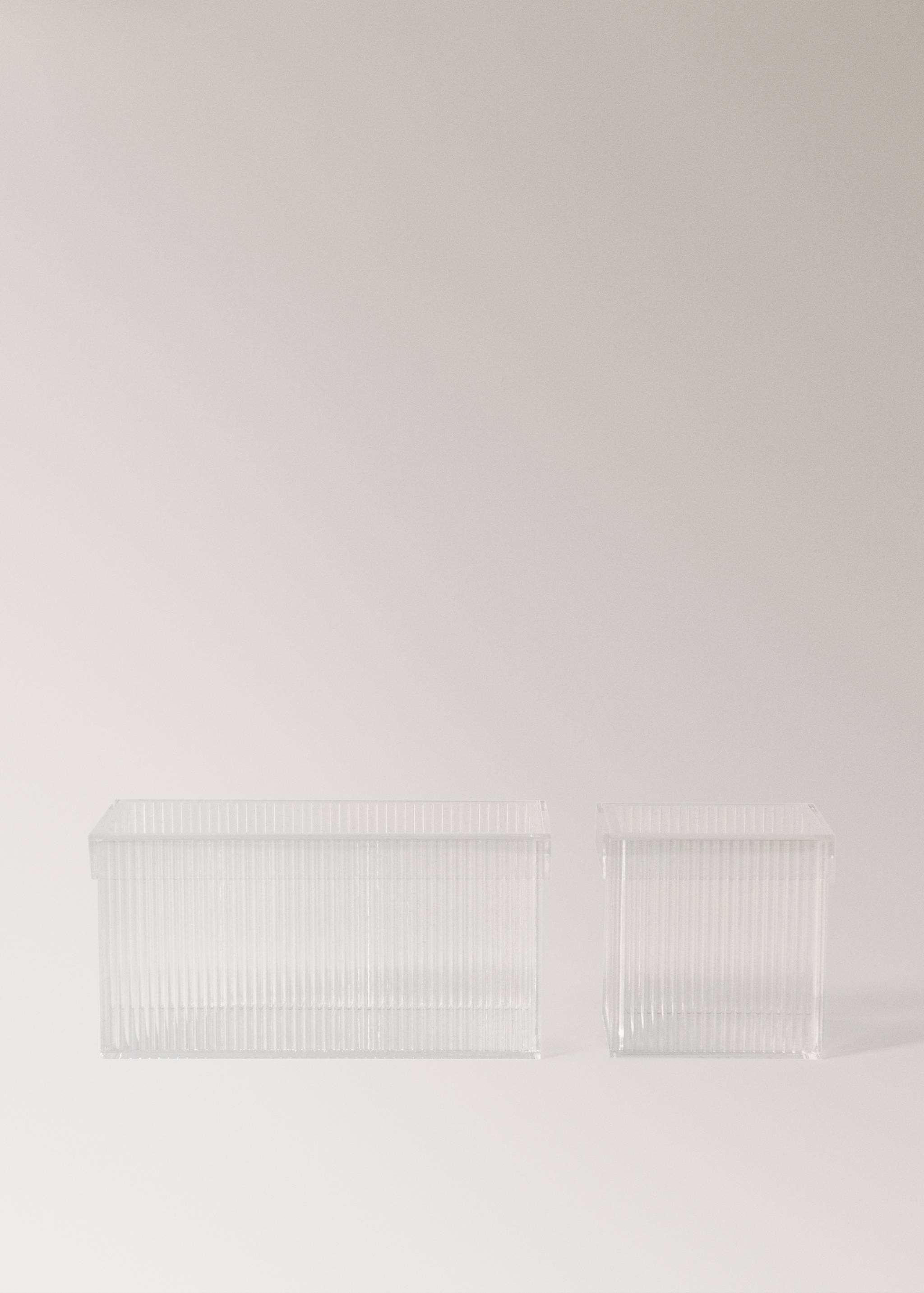 Medium transparent box - Details of the article 3