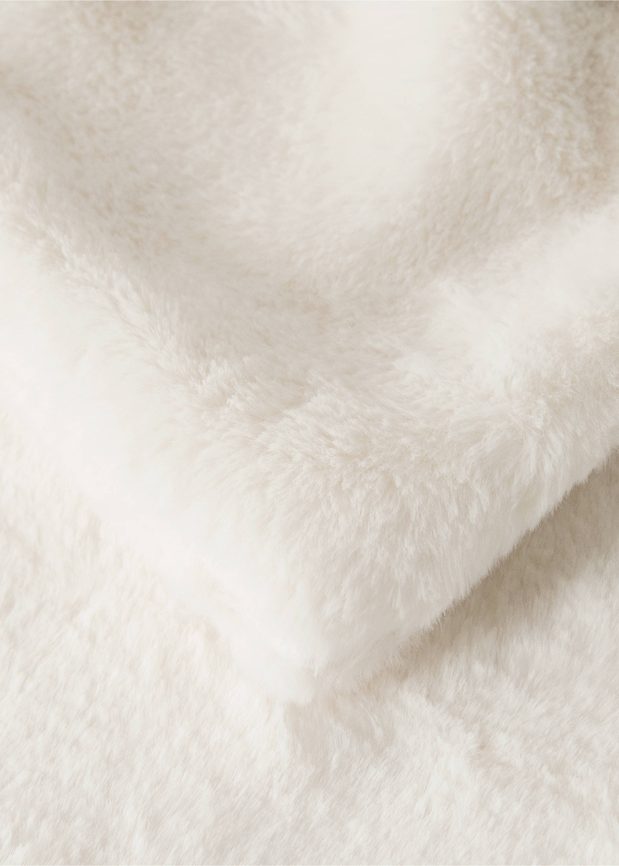 Large double-faced faux-fur blanket - Details of the article 2, Ivory White. Ref: 17043313-00.