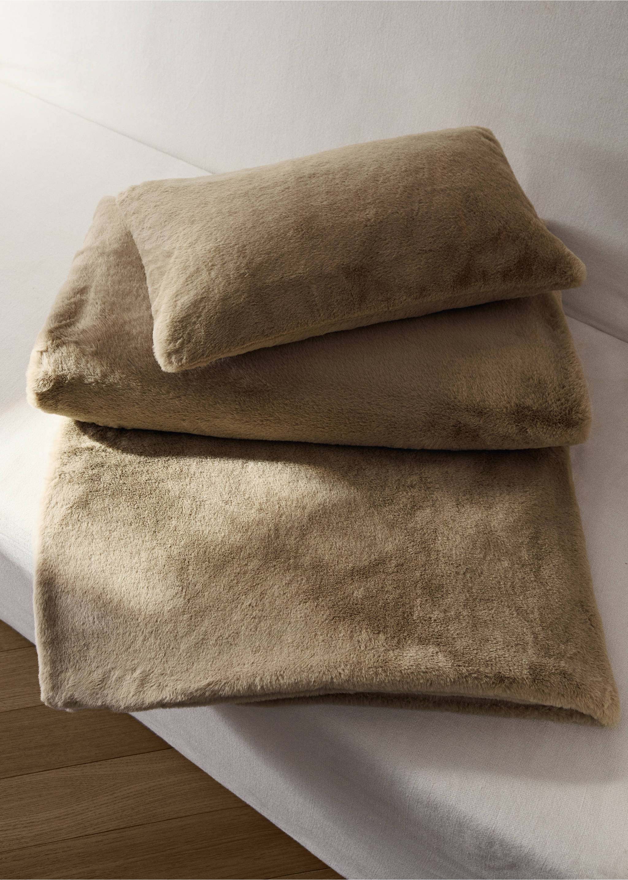 Large double-faced faux-fur blanket - General plane, Chocolate. Ref: 17043313-00.