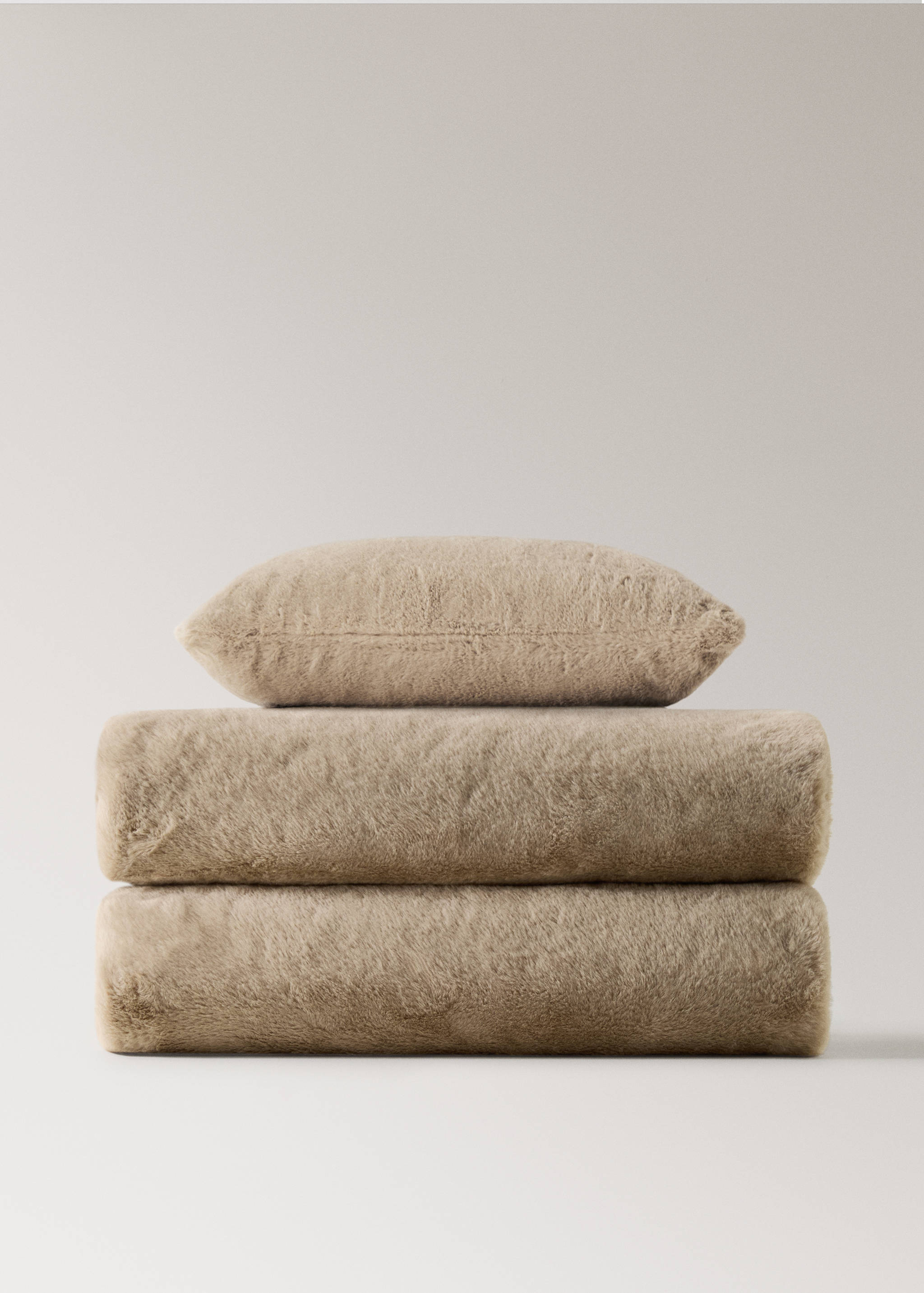 Large double-faced faux-fur blanket - Details of the article 3