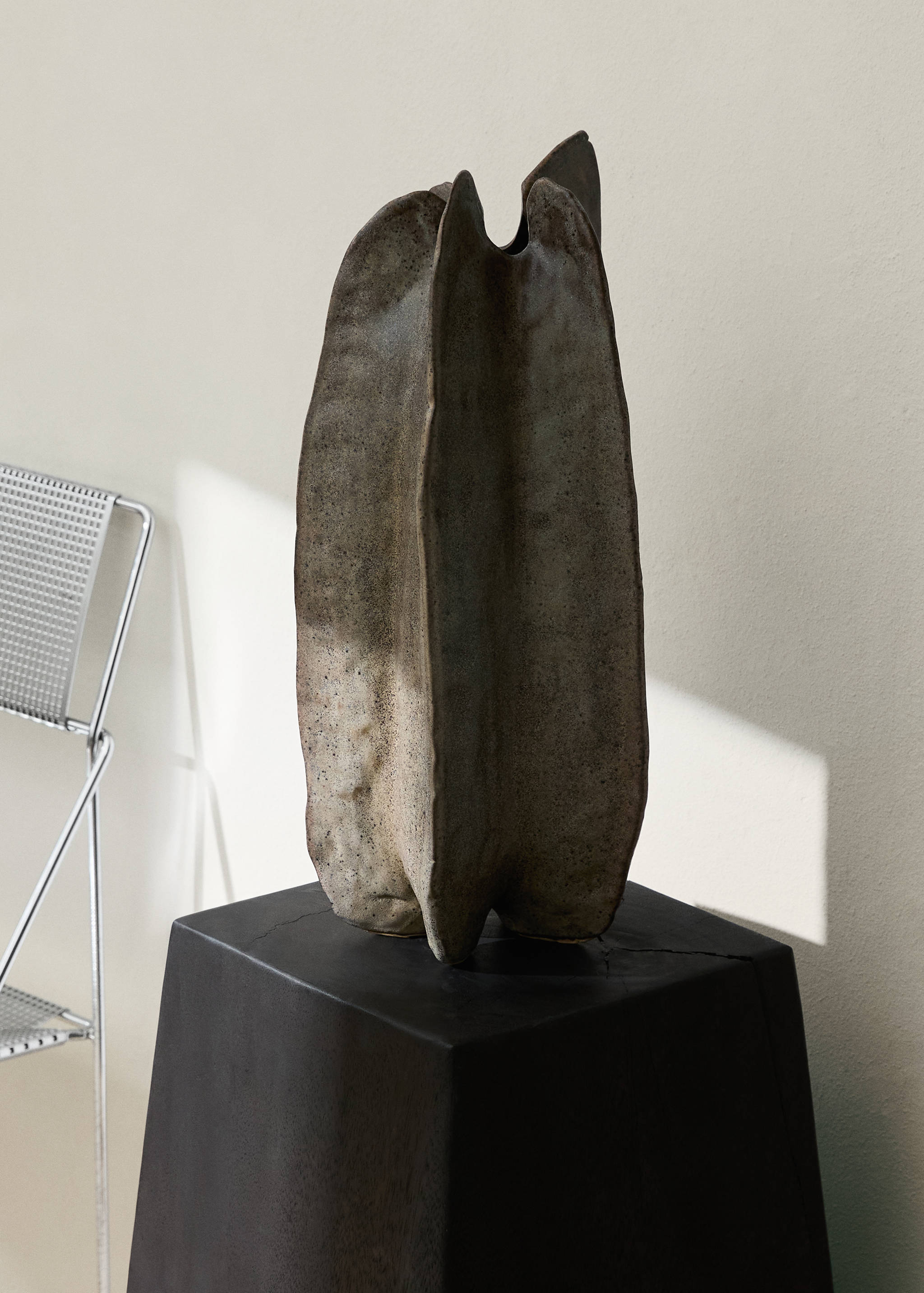 Tall organic stoneware vase - General plane