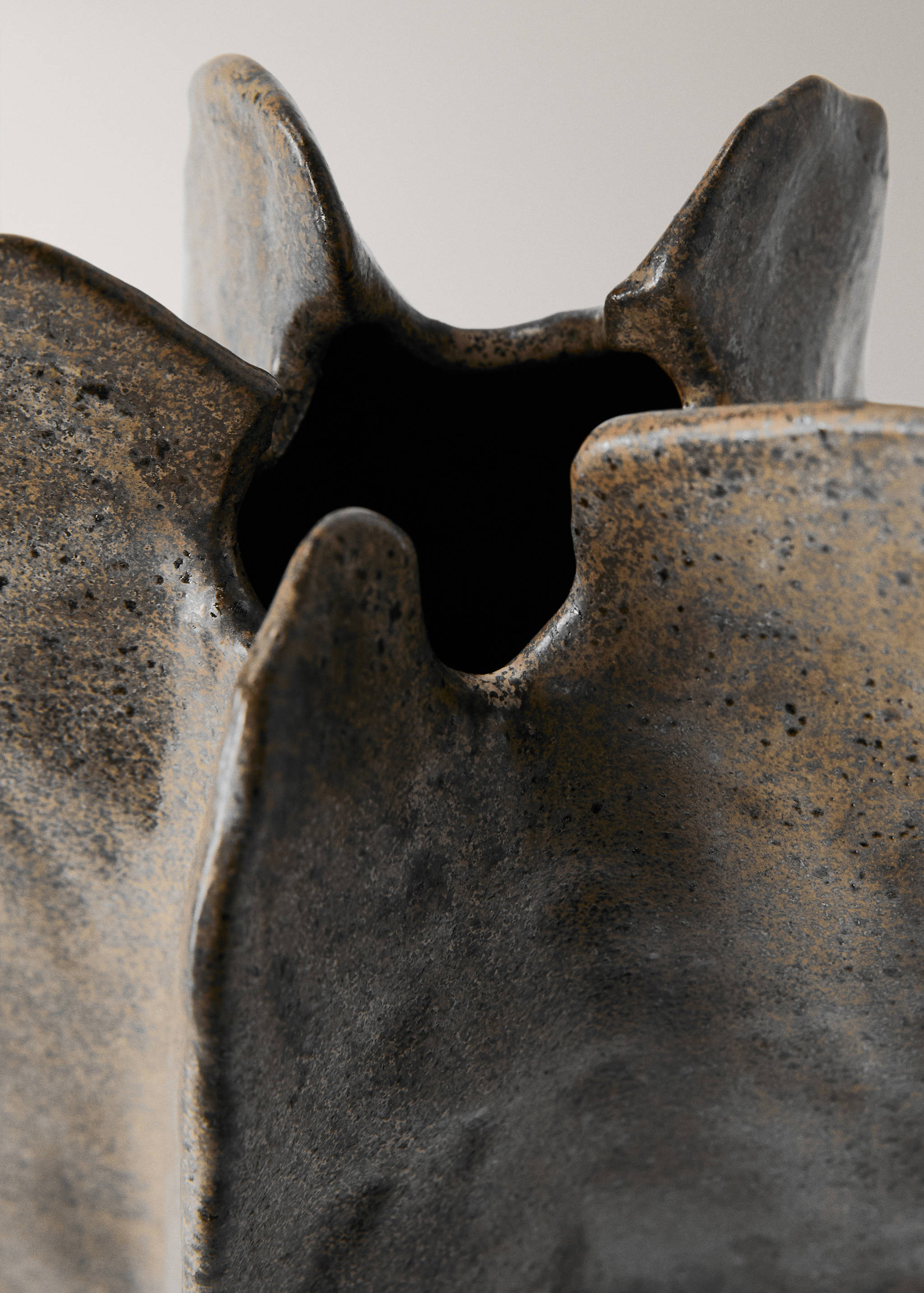 Tall organic stoneware vase - Details of the article 2