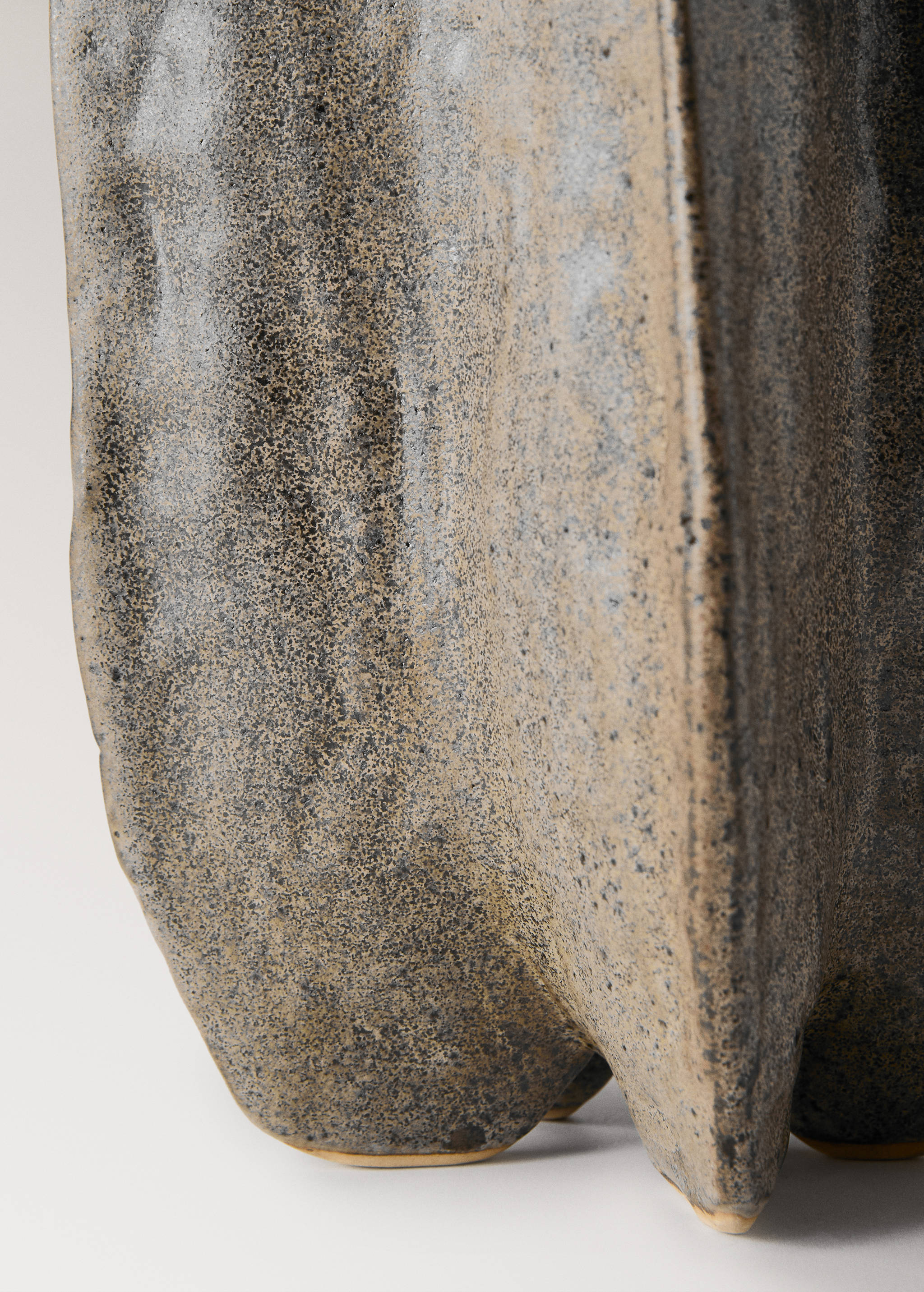 Tall organic stoneware vase - Details of the article 3