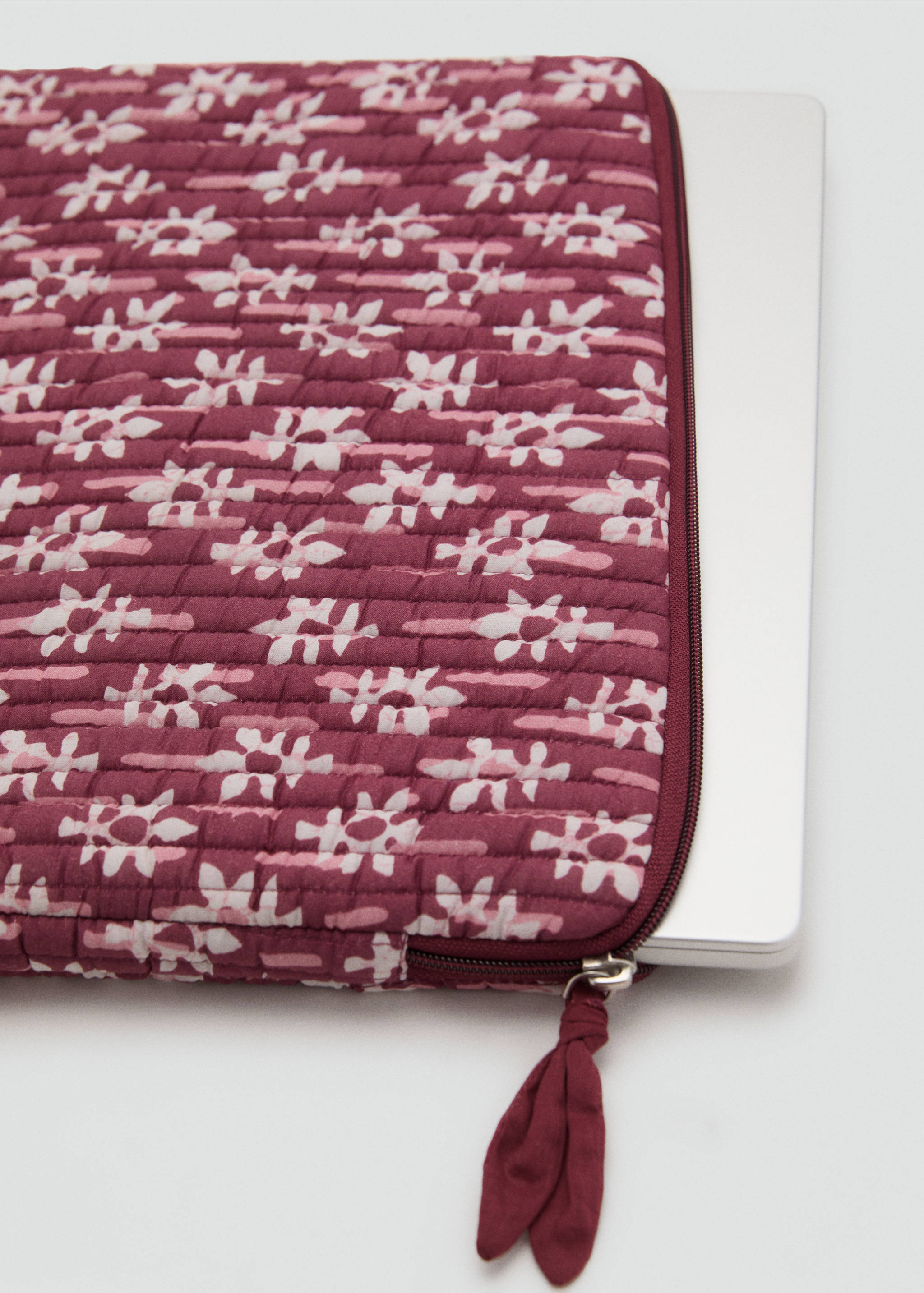 Funda portátil estampada - Detalle del artículo 1, Granate. Ref: 17043318-00.