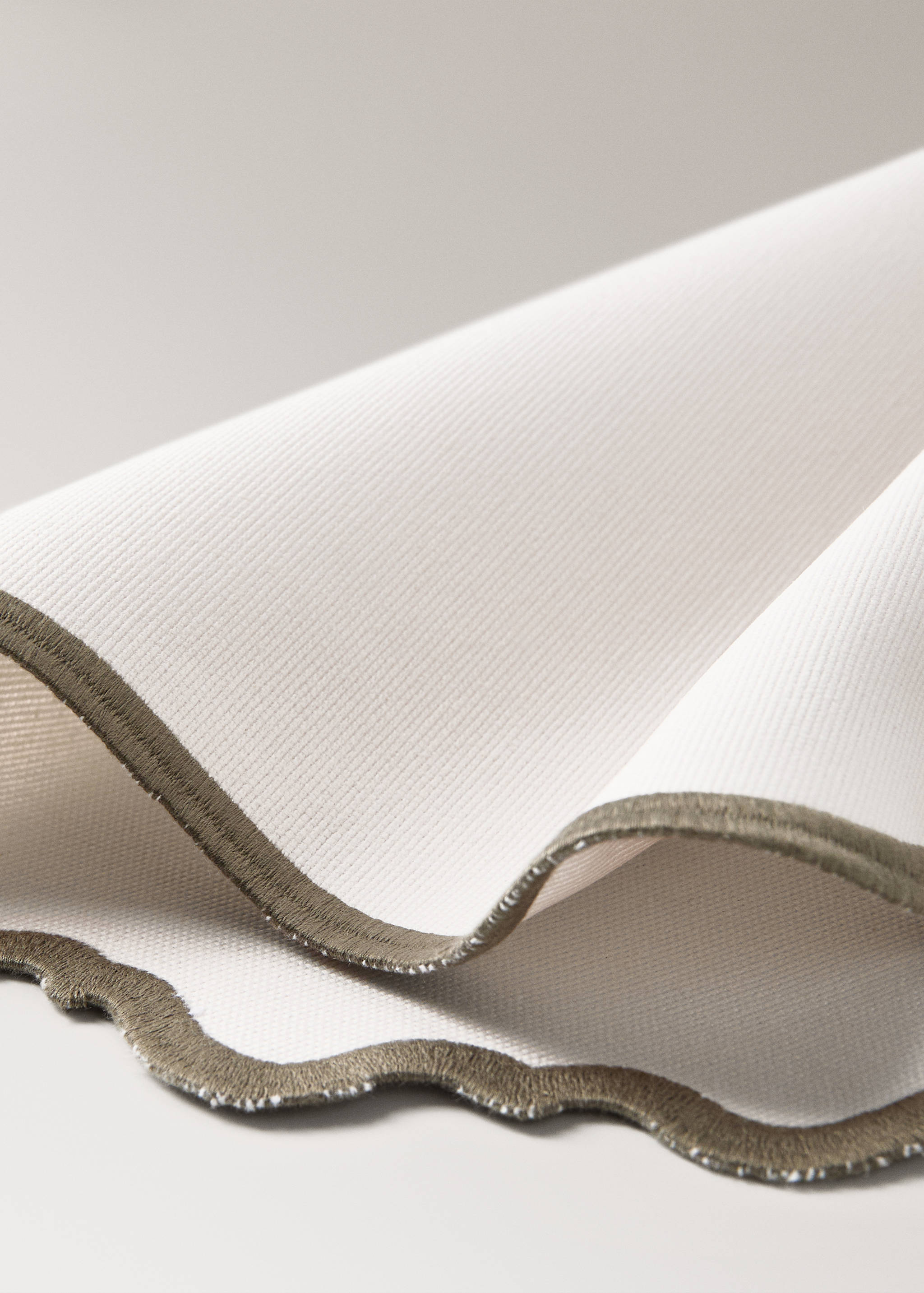 Oval resin-coated placemat with wave pattern - Details of the article 2