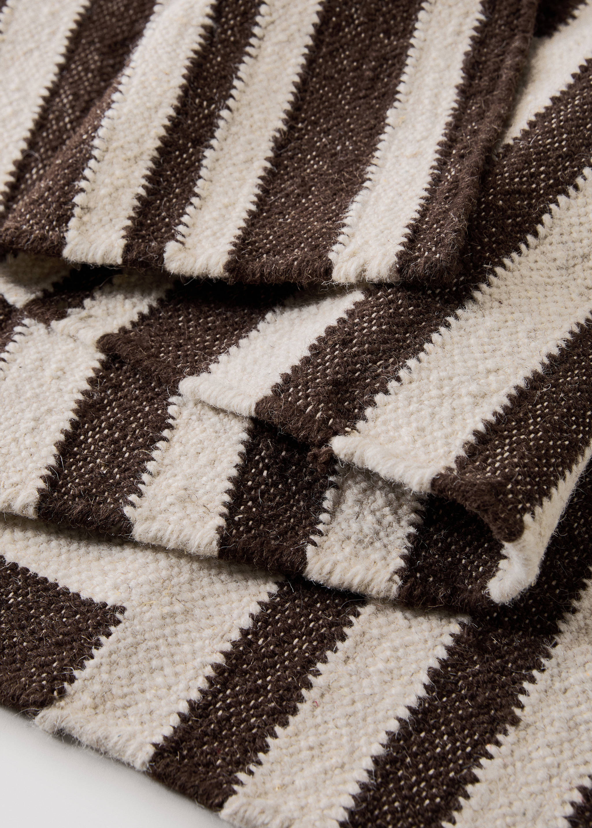 Wool rug with striped patchwork effect - Details of the article 1