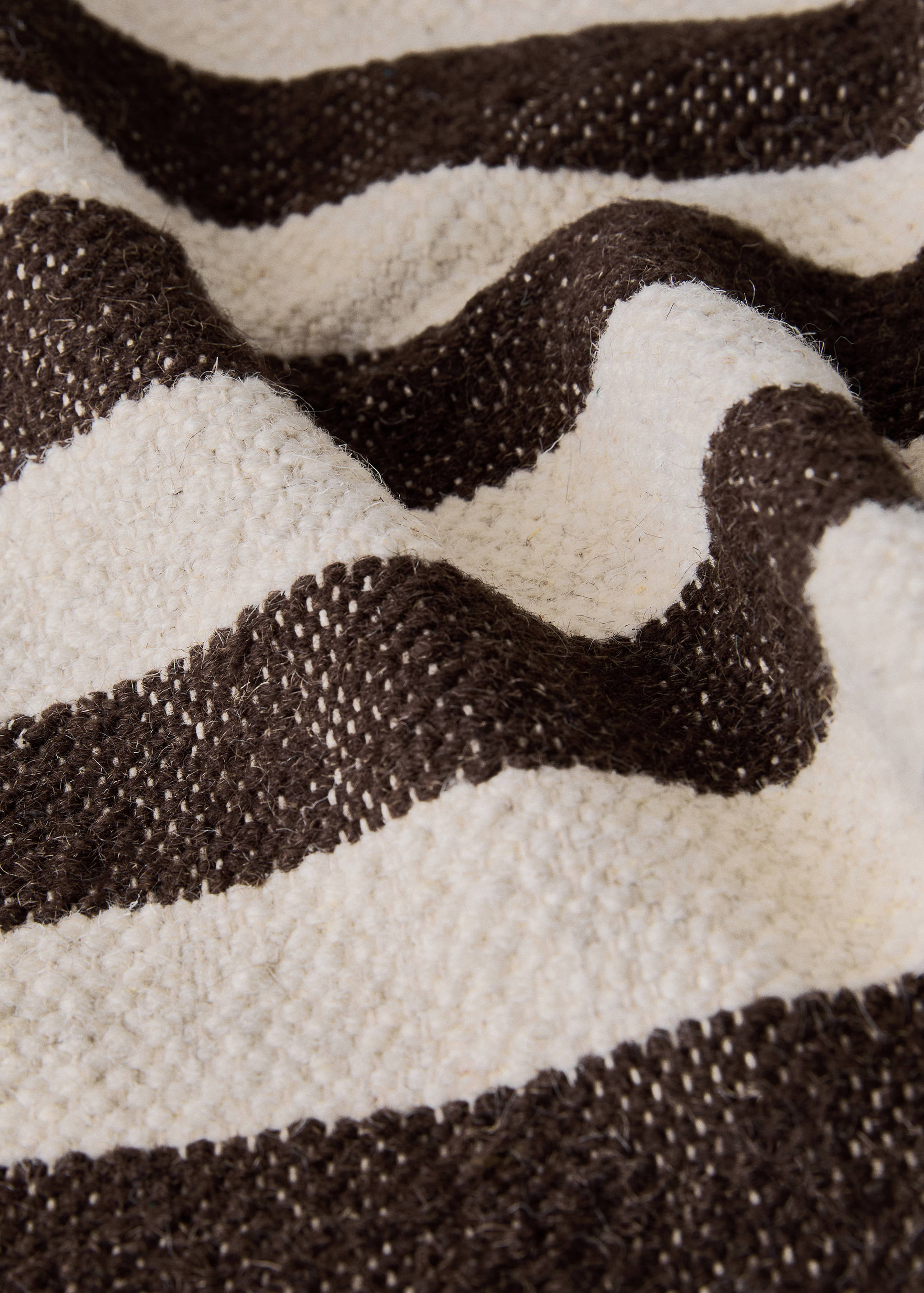 Wool rug with striped patchwork effect - Details of the article 2