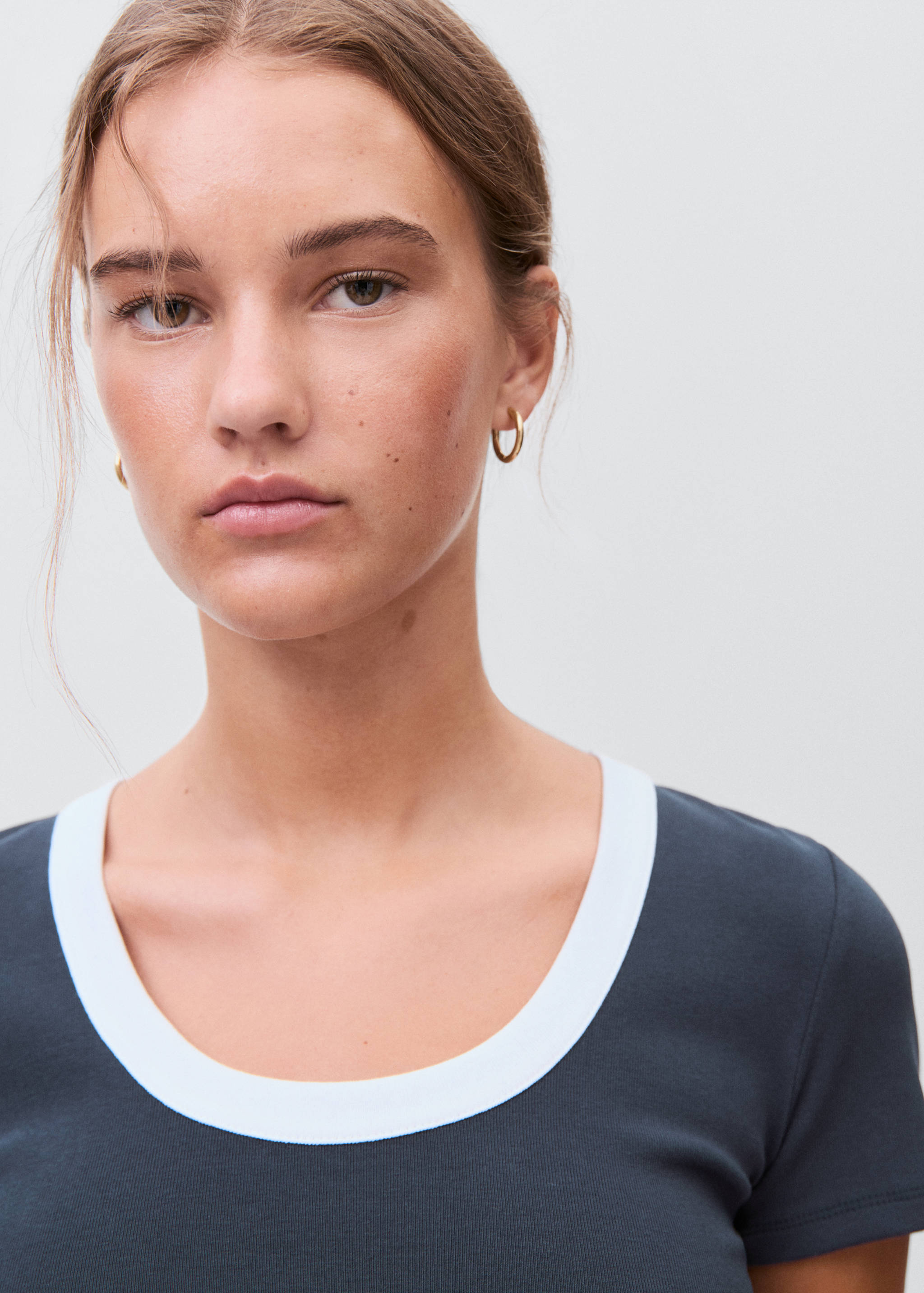 Contrasting collar cotton t-shirt - Details of the article 1