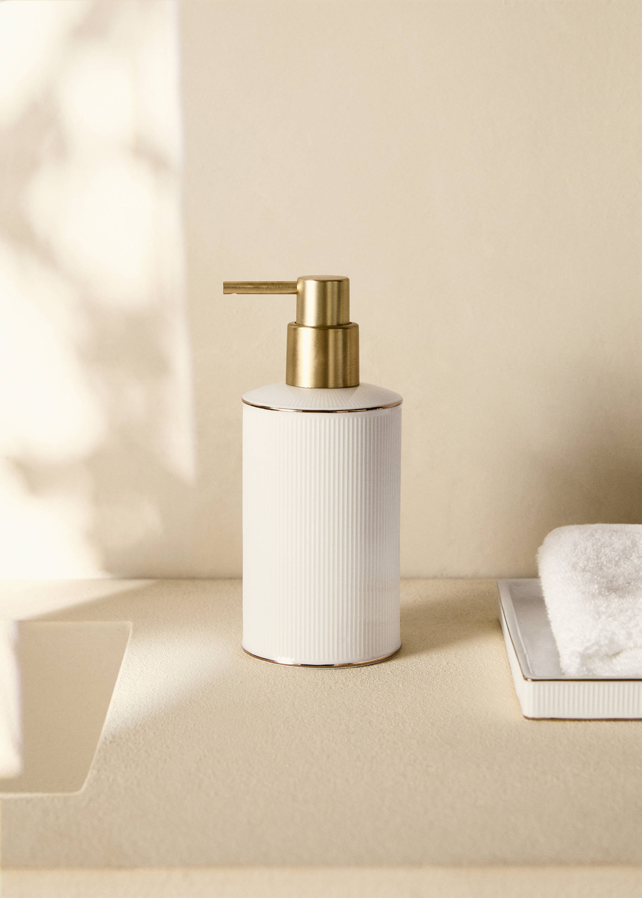 Stoneware soap dispenser with striped design - General plane