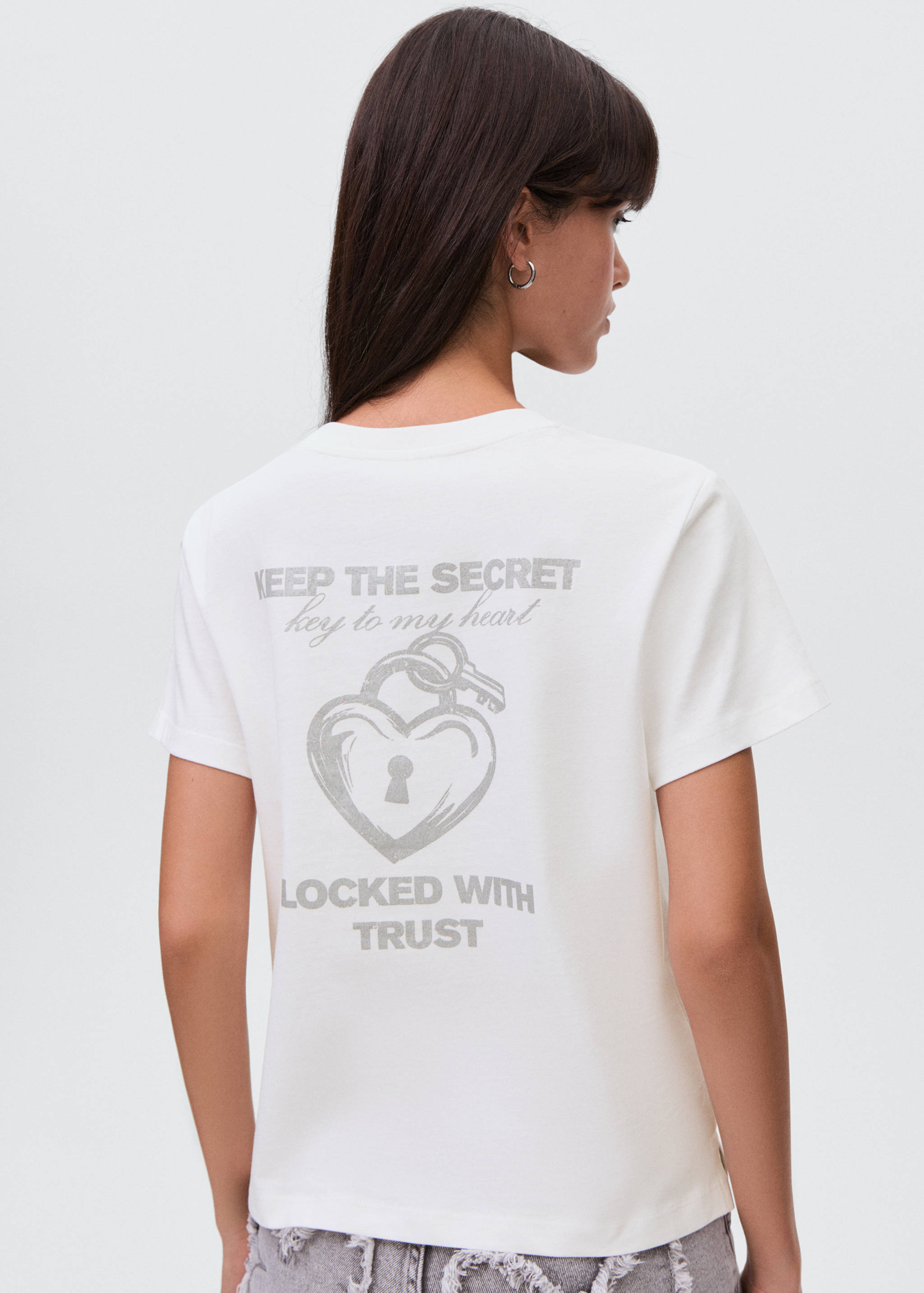 Футболка из хлопка с деталью «Сердечко» - Обратная сторона изделия