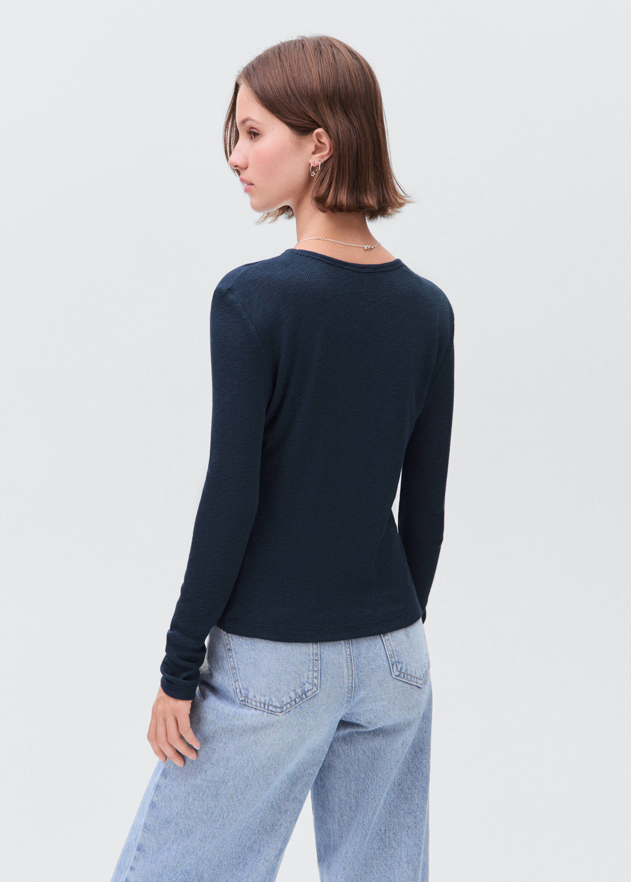 Лонгслив из трикотажа - Средний план