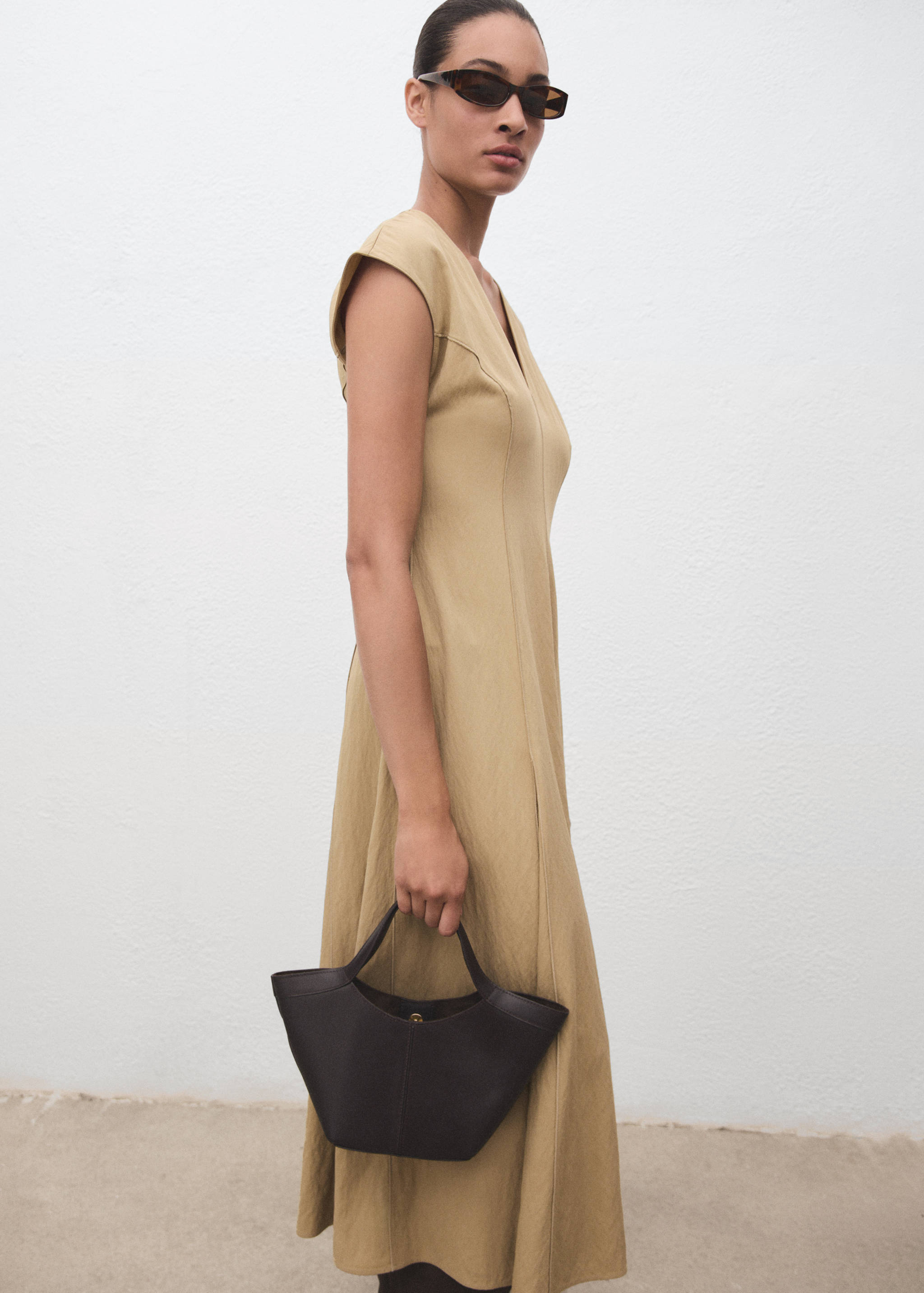 Vestido com decote em V e costuras - Plano médio