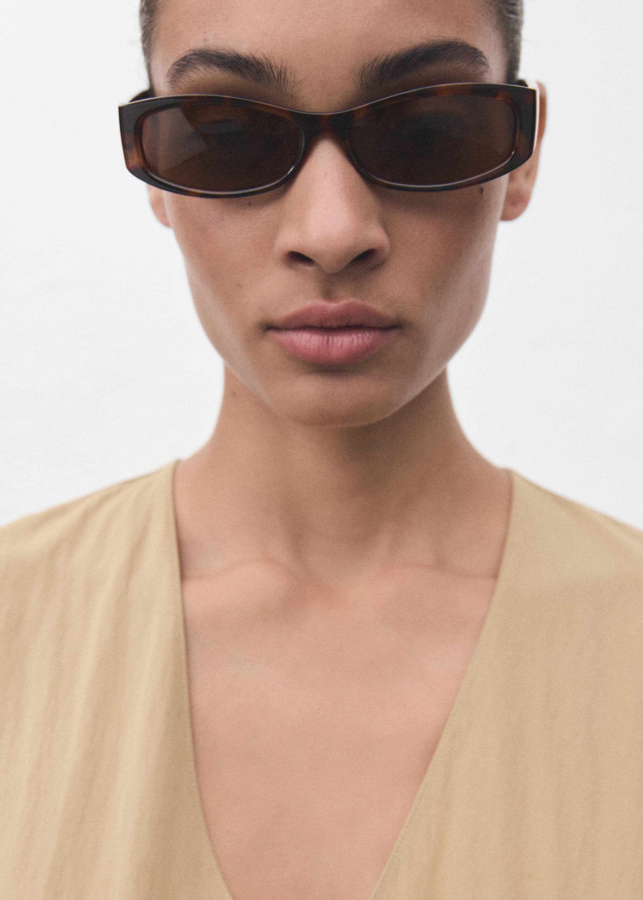 Vestido com decote em V e costuras - Pormenor do artigo 1