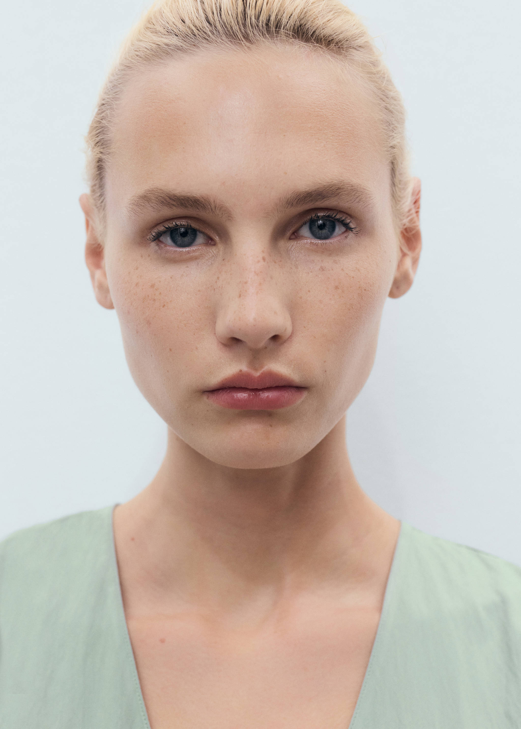 Vestido com decote em V e costuras - Pormenor do artigo 1