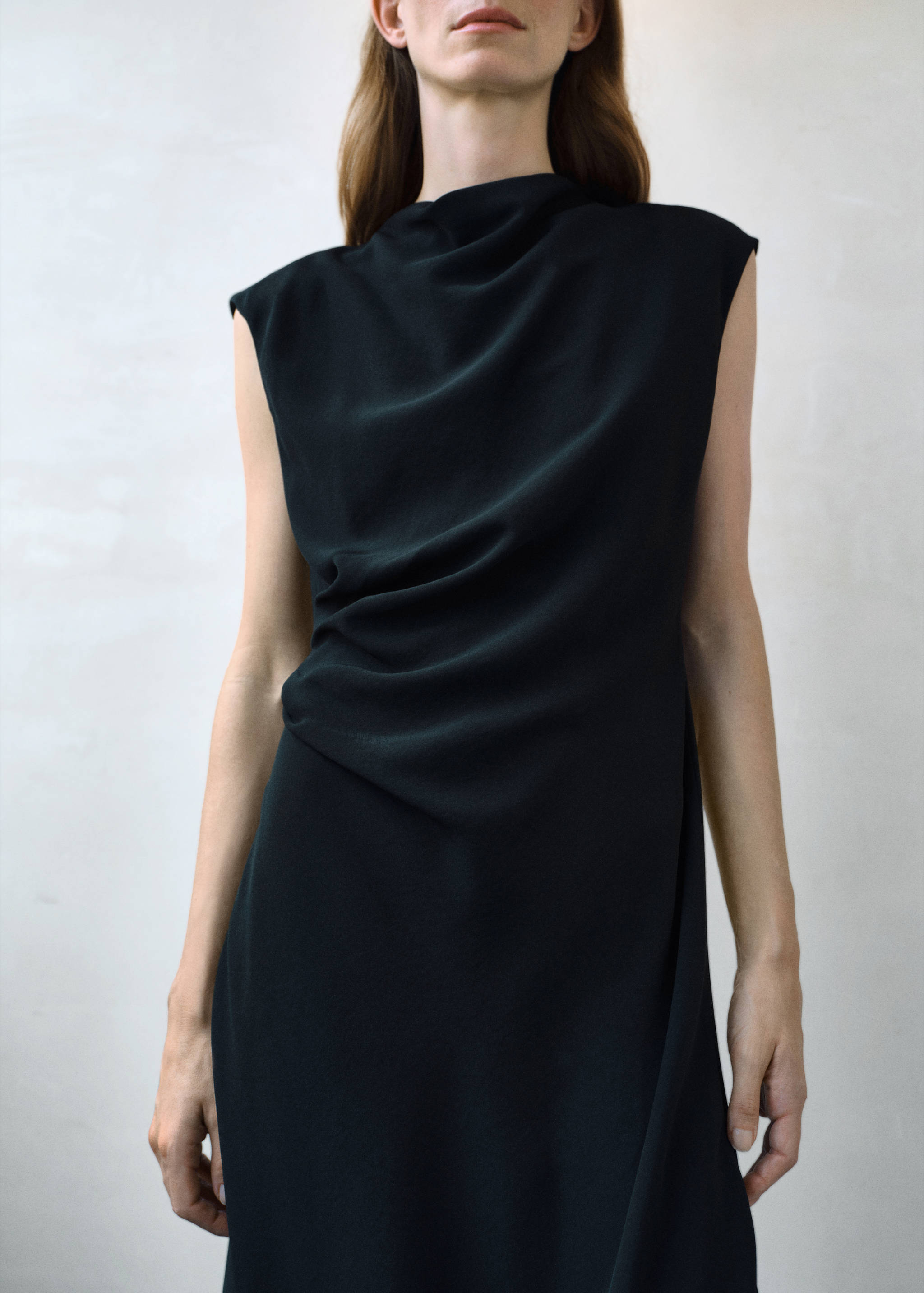 Миди-платье со сборками - Средний план