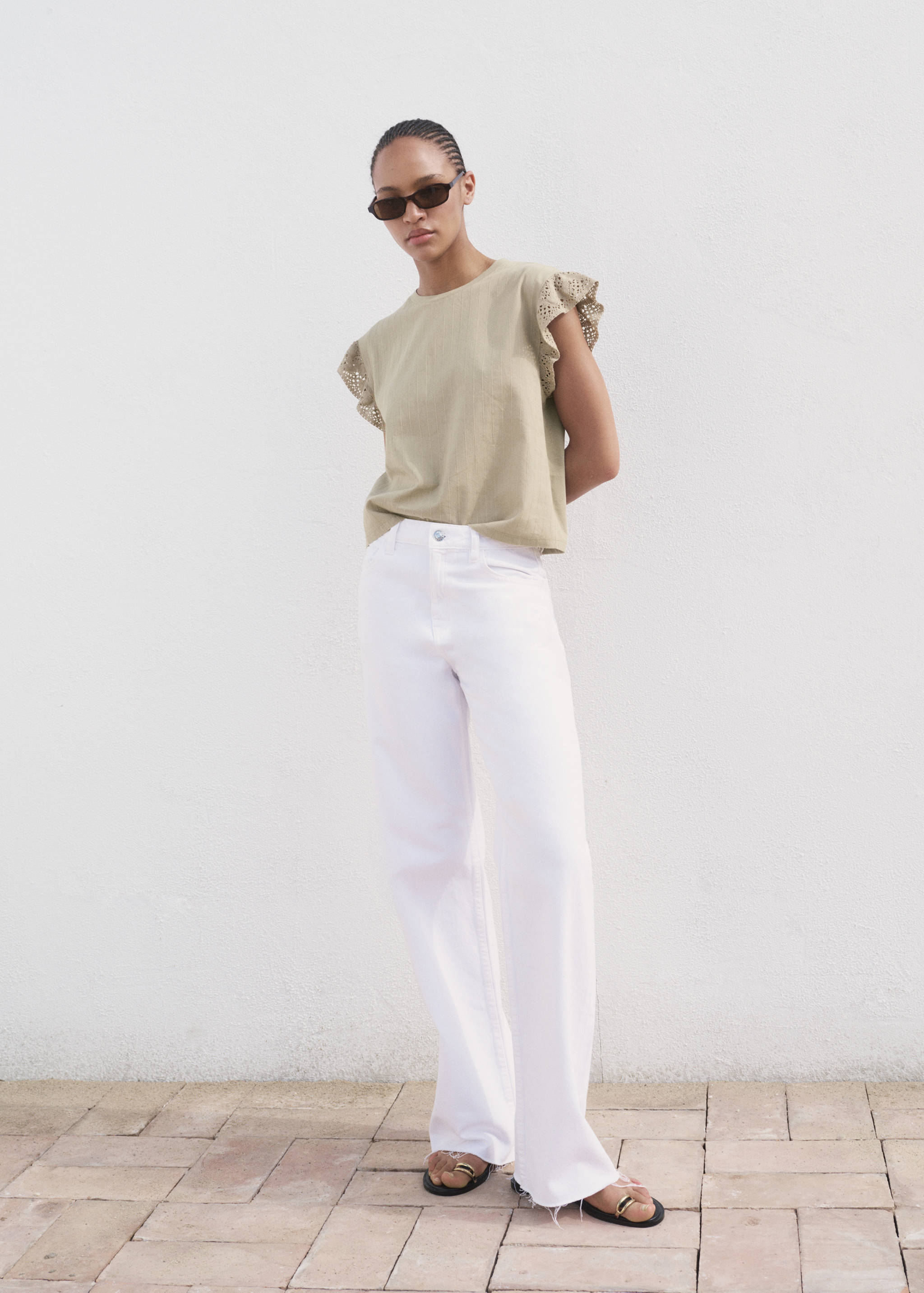 Short-sleeved t-shirt with ruffled eyelet embroidery detail - General plane