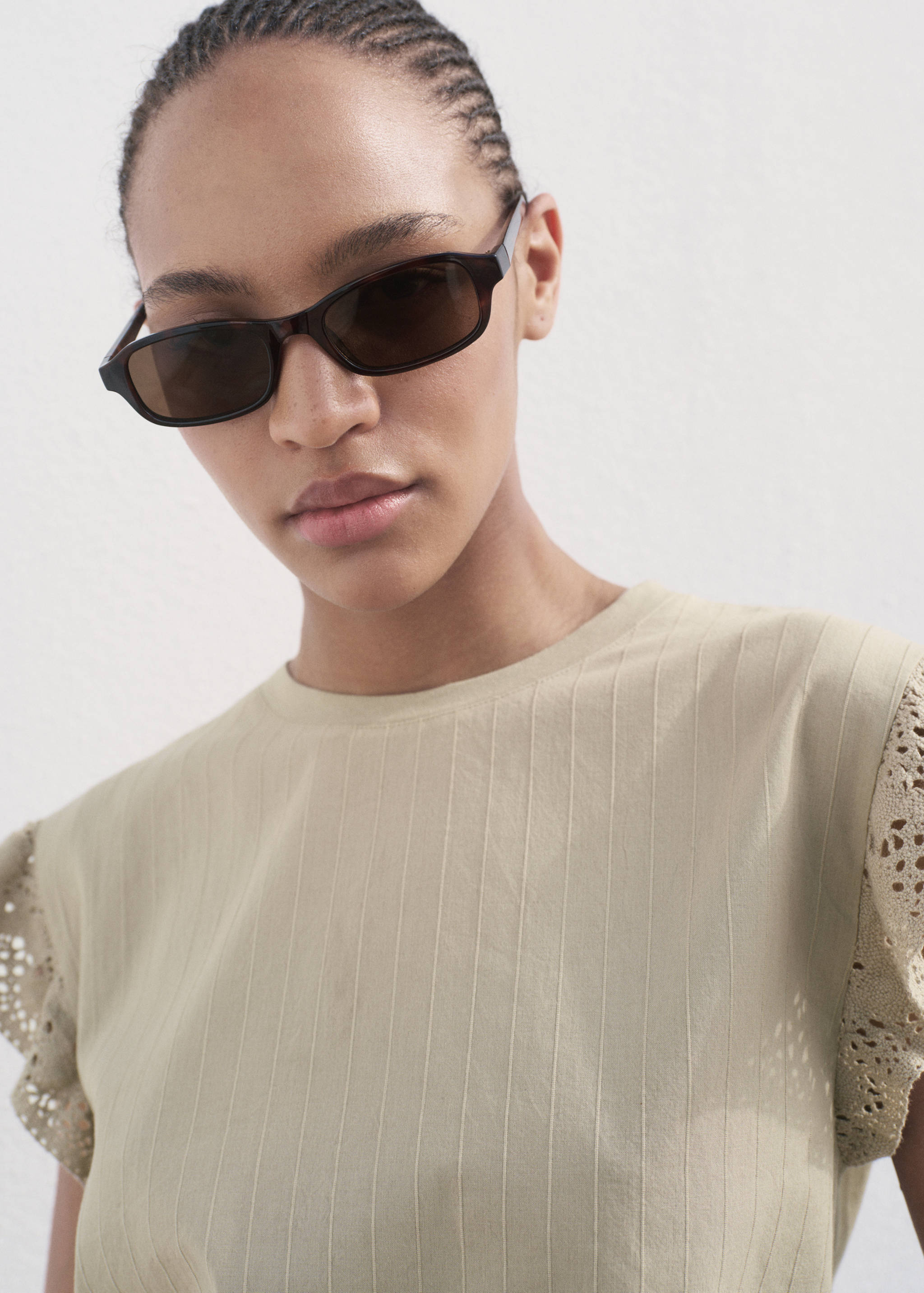 Short-sleeved t-shirt with ruffled eyelet embroidery detail - Medium plane