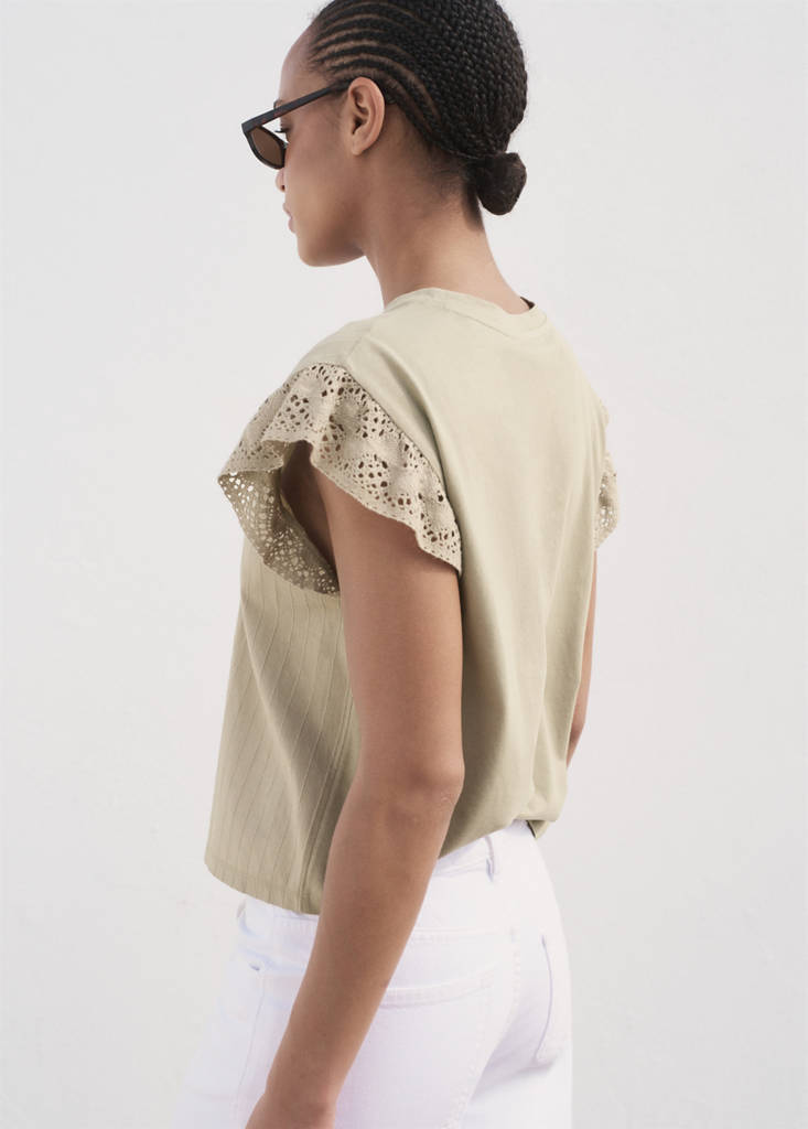Short-sleeved t-shirt with ruffled English embroidery detail — Medium Brown