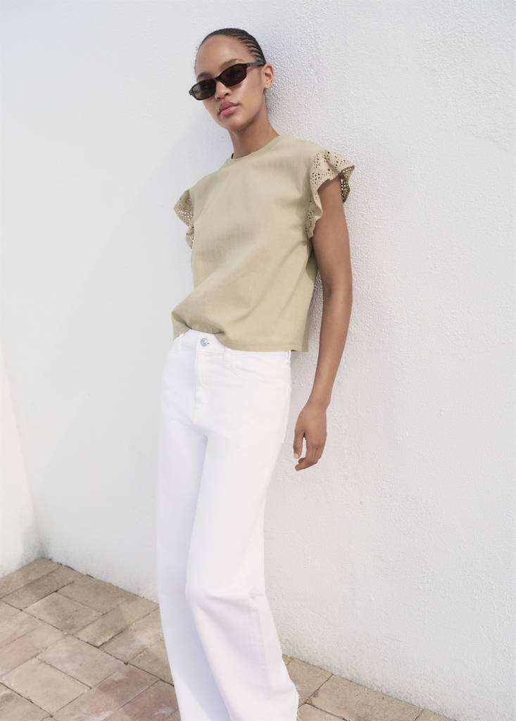Short-sleeved t-shirt with ruffled English embroidery detail — Medium Brown