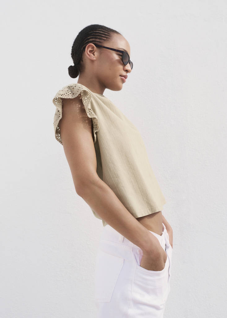 Short-sleeved t-shirt with ruffled English embroidery detail — Medium Brown