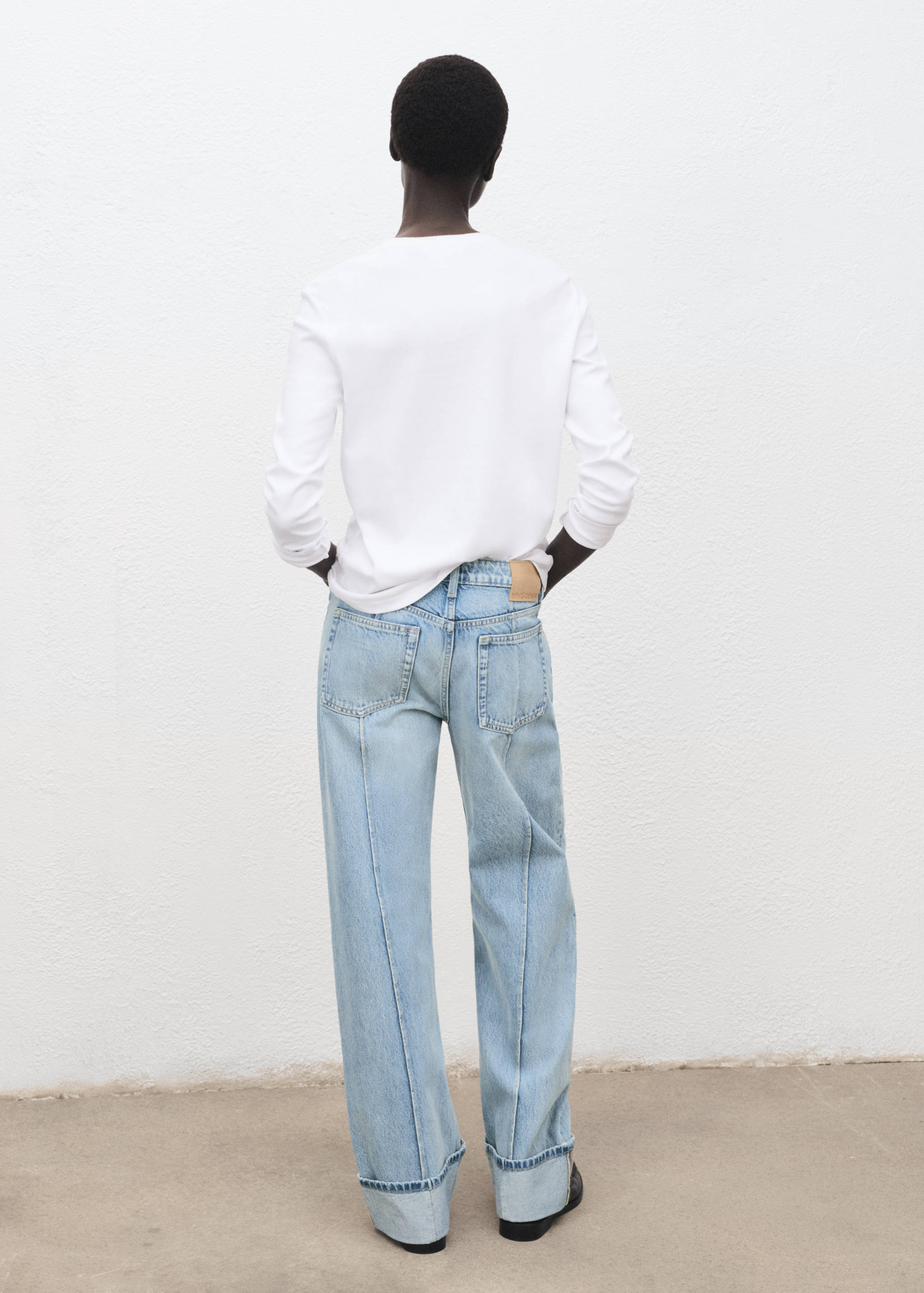Wide leg jeans with turn-up hem - Reverse of the article